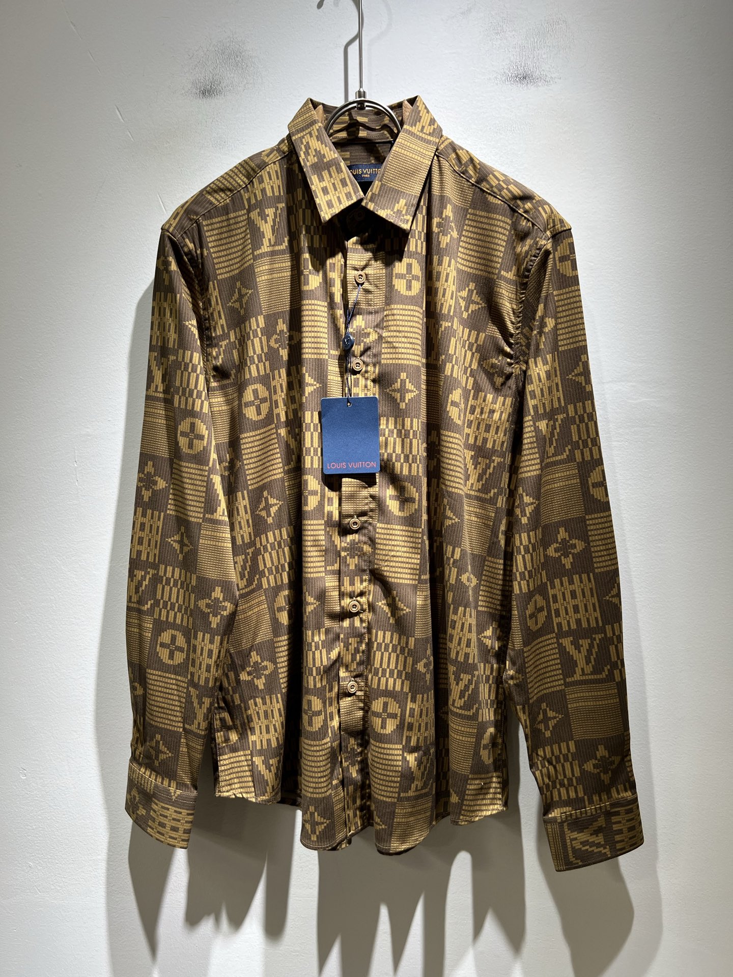 NO:524376,LouisVuitt*Louis*Den's new autumn new craftsmanship, the same lapel shirt for men and women, unique ultra-thin silky touch!  !  Panoramic logo pattern printing design!  Represents the brand image, simple and comfortable style, high-end customized original exclusive poplin cotton fabric!  The solid color series is a very popular style. The simple styles are more diverse when worn. The seemingly simple styles are actually more time-consuming, light and breathable in fabrics and craftsmanship production. The cut style is a simple plain-colored small pointed-collar men's shirt. A shirt that every man should buy!  Size M-3XL, louis vuitton,louis vuitton,shirts,alexander wang19860909LouisVuitt*路易*登 秋季新品最新工艺男女同款翻领衬衣,独一无二超薄丝滑触感！！全景logo图案印花设计！代表品牌形象 简洁舒适的款式,高端定制原版专属府绸棉面料 ！纯色系列更是大家非常喜爱款,简约的款式穿搭起来更加的多样化.看似简单的款式,其实在面料以及工艺制作上更费时速干轻薄透气,裁剪时尚版型,简约式素色小尖领男士衬衣,每一个男士都应该入手的衬衫！尺码M-3XL,,louis vuitton,louis vuitton,shirts,alexander wang,Men's clothing