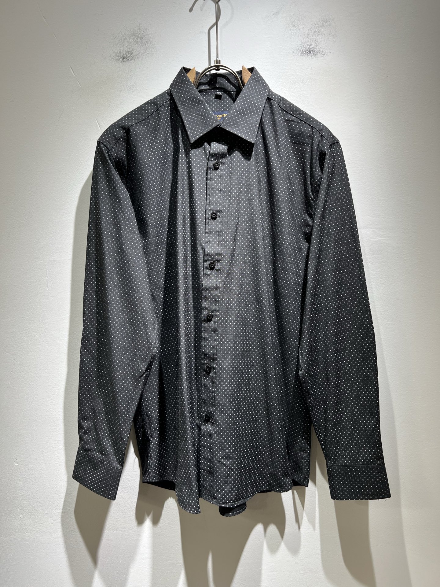 NO:524358,LouisVuitt*Louis*Den's new autumn new craftsmanship, the same lapel shirt for men and women, unique ultra-thin silky touch!  !  Panoramic logo pattern printing design!  Represents the brand image, simple and comfortable style, high-end customized original exclusive poplin cotton fabric!  The solid color series is a very popular style. The simple styles are more diverse when worn. The seemingly simple styles are actually more time-consuming, light and breathable in fabrics and craftsmanship production. The cut style is a simple plain-colored small pointed-collar men's shirt. A shirt that every man should buy!  Size M-3XL, louis vuitton,louis vuitton,shirts,alexander wang19860909LouisVuitt*路易*登 秋季新品最新工艺男女同款翻领衬衣,独一无二超薄丝滑触感！！全景logo图案印花设计！代表品牌形象 简洁舒适的款式,高端定制原版专属府绸棉面料 ！纯色系列更是大家非常喜爱款,简约的款式穿搭起来更加的多样化.看似简单的款式,其实在面料以及工艺制作上更费时速干轻薄透气,裁剪时尚版型,简约式素色小尖领男士衬衣,每一个男士都应该入手的衬衫！尺码M-3XL,,louis vuitton,louis vuitton,shirts,alexander wang,Men's clothing