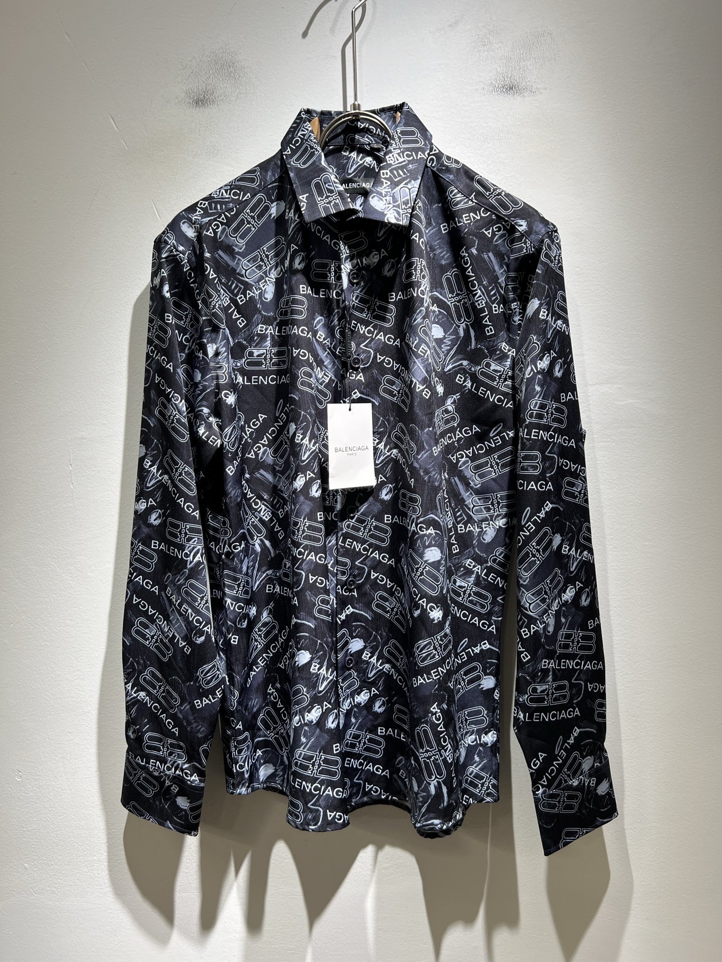 NO:524370,BALENCI*GA Paris* Home Autumn New Men's and Women's Same Shirts, Fashionable and Casual Short-Sleeve Shirts, Panoramic Logo Printing Design!  The most designed and selected poplin cotton fabric is soft and skin-friendly, comfortable and breathable, and you can’t picky about it. The real thing will definitely make you love it!  Loose, small, shoulder-dead round neck cut, genderless couple mixed styles, opening up a new fashion charm!  Differentiate the market version of the high-end custom series!  Size M-3XL, balenciaga, T-shirt, alexander wang19860909BALENCI*GA巴黎*家 秋季新款男女同款衬衣,走秀图案印花时尚休闲短袖衬衣,全景logo印花设计！极具设计精选客供府绸棉面料,手感柔软亲肤,着身舒适透气性都无法挑剔,实物绝对会让你爱不释手！宽松小落肩的圆领版型裁剪,无性别主义的情侣混穿款式,打开全新的时装新韵味！区别市场版本高定系列！尺码M-3XL,,balenciaga,T-shirt,alexander wang,Men's clothing