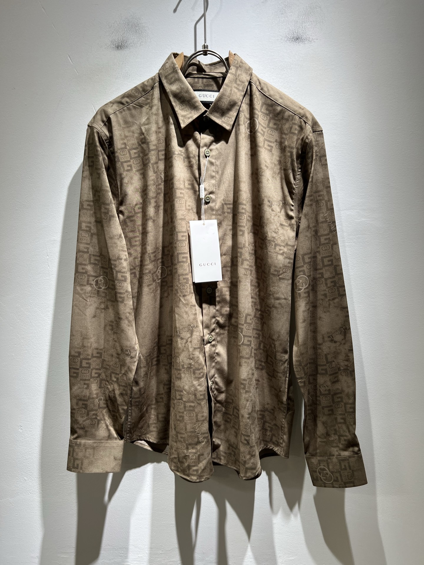 NO:524375,GUC*I Gujia's new autumn men's long-sleeved shirt has been released in trading companies and is available on the official website at the same time!  G-home series couples are launched, with panoramic logo pattern design!  The fabric is breathable and has a certain sense of self-weight, and custom-made original imported poplin cotton fabric!  It is breathable and comfortable to wear with close body, beautiful colors, eye-catching and fashionable. The unique patterns can definitely make you outstanding among the crowd!  The upper body effect is age-reducing and versatile. It can be easily used to make daily casual outfits and can be easily controlled!  Color Size M-3XL, gucci, gucci, gucci, alexander wang19860909GUC*I 古家 秋季新款男士长袖衬衣,贸易公司渠道稀出,同步官网发售！G家系列情侣上线,全景logo图案设计！面料透气有一定的自重感,定制原版进口府绸棉面料！贴身穿着透气亲肤舒适,色彩靓丽、吸睛时髦度爆棚,与众不同的图案绝对可以让你在人群中出彩万分！上身效果减龄又百搭,轻松Get起日常休闲穿搭,可轻松驾驭！颜色 尺码M-3XL,,gucci,gucci,gucci,alexander wang,Men's clothing