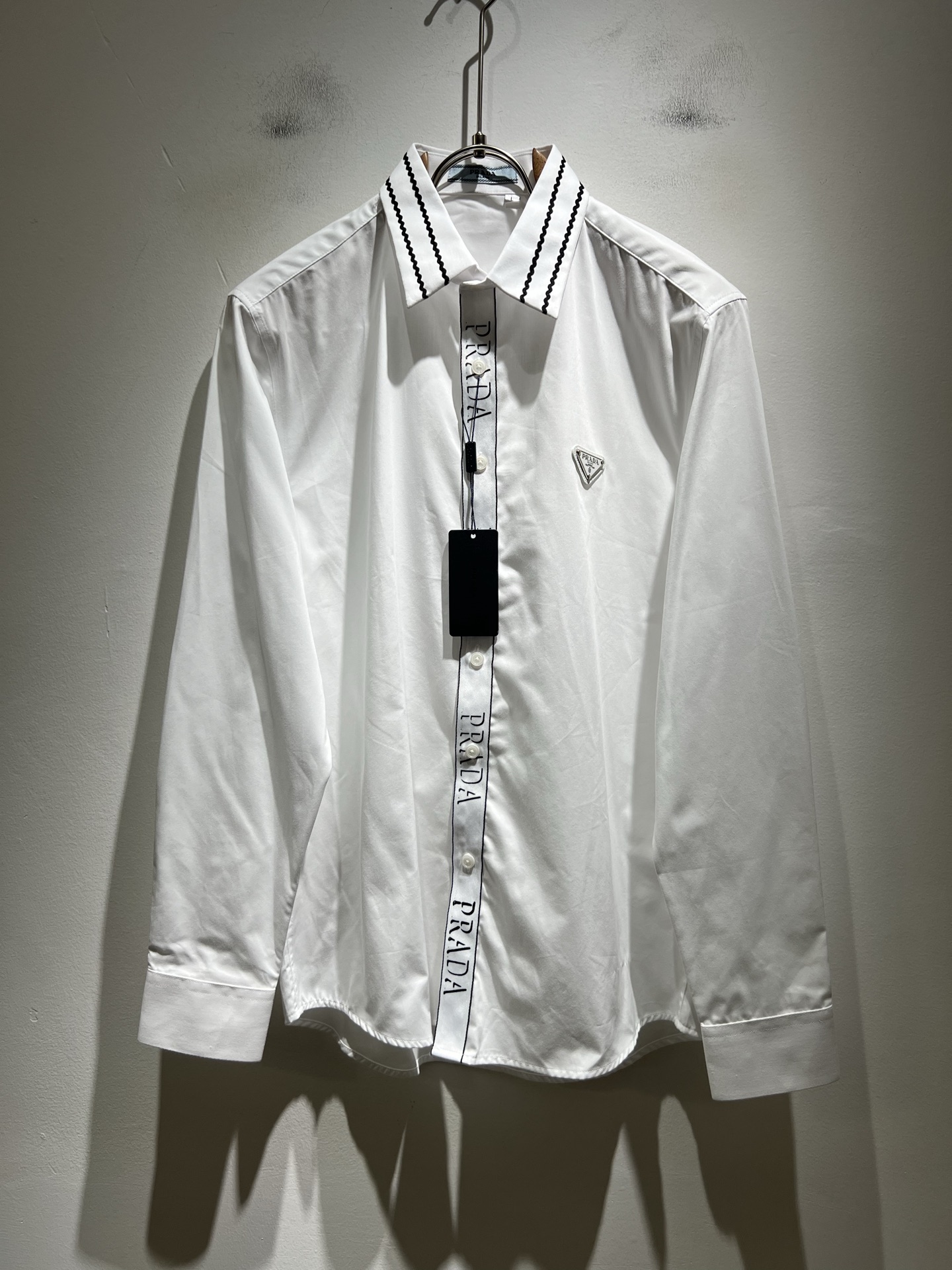 NO:524352,PRAD*A Pu*da autumn new casual men's shirt, the latest fashionable casual logo hardware modification!  Trading companies have sparse channels and are released on the official website at the same time. The most anticipated high-quality products are coming, with high-end customized poplin cotton material!  Let you feel what is truly high luxury and connotation! This model is made of P-made professionally customized poplin cotton fabric. The surface is neat and smooth and shiny. The texture is obvious through the screen. It perfectly enhances the overall luxury and class, and can get a high-end luxury atmosphere at a glance! Basic regular style cutting, versatile and simple upper body, and is easy to deal with various occasions and environments. It is undoubtedly a must-have item for daily commuting! Size M-3XL, prada, alexander wang19860909PRAD*A普*达秋季新款休闲男士衬衣,最新时尚休闲logo五金修饰！贸易公司渠道稀出,同步官网发售,最为期待的精品狠货重磅来袭,高端定制府绸棉材质！让你感受到什么叫真正的高奢有内涵!此款选用了P家专业定制府绸棉面料制成,表面整洁光滑且富有光泽,质感透过屏幕都显而易 完美提升了整体的奢华档次感,一眼就能Get到的高端奢华气息!基础常规的版型裁剪,上身百搭简约不挑人,轻松应对各种场合与环境,属于日常通勤必备的臻品无疑!尺码M-3XL,,prada,alexander wang,Men's clothing