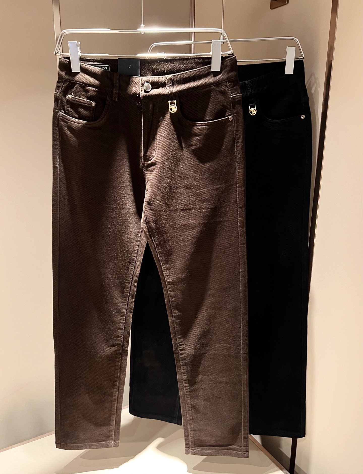 NO:524326,STEFANO RIC*I/Stephen Nicht men's original single corduroy casual pants, heavy recommendation!  Quality 'Niu Beer' This model uses original exclusive corduroy fabric!  The craftsmanship is top-notch, and the design of Eagle Head logo hardware decoration!  The three-dimensional sense is extremely stunning and stunning. The pattern is presented by the iconic brand pattern. It has a very distinctive and high-end and fashionable look, which strongly demonstrates the identity!  In addition, it has a lot of cotton feel, both comfort and breathability, extremely delicate touch, and excellent skin-friendly!  The details are perfect, with all kinds of exquisite and exquisite, with a strong sense of styling, full of upper body styles, and belongs to the unique type on the market!  Size 29-40, alexander wang19860909STEFANO RIC*I/史蒂芬.尼治 秋冬男士原单灯芯绒休闲裤,重磅推荐！品质“牛啤” 此款所运用原版专属灯芯绒面料！还是工艺都堪称顶尖,设计鹰头logo五金修饰！立体感极强,视觉极其惊艳震撼,图案由标志性的品牌图案呈现,辨识度非常鲜明且高级时髦,有力彰显身份！此外棉感十足,舒适性与透气性兼备,触感极为细腻,亲肤性绝佳！细节完美如斯,各种精湛考究 造型感极强,上身型款十足,属于市面独一无二的类型！尺码29-40,,alexander wang,Men's clothing