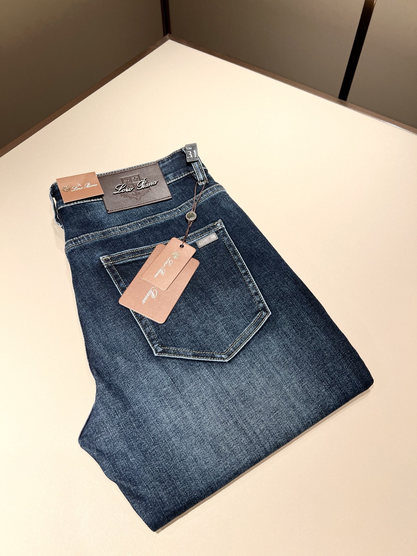 NO:524314,Loro Piana Nouyou Pianya, new autumn and winter men's fashion high-end casual pants, Hong Kong foreign business channel products, original Japanese products, pure blood quality, perfectly continues the essence and genes of LP home. From the main fabric to the detailed craftsmanship, all show the ingenuity of quality, use multiple brand elements to interpret, and choose precious cowhide material to build a logo waist brand leather design!  Identity manifestation that belongs to the soul!  Customer-supplied high-end imported pure cotton fabrics, very high-end and fashionable detailed craftsmanship, red ear cloth is completed by a specific antique loom. This element represents the identity and rank of jeans, which is very worthy of careful appreciation!  In terms of matching, it is invincible and explains the versatility in place, with ingenious details and exquisite accessories. The auxiliary materials are all provided by foreign merchants. They are tailored and slim, and the upper body is lifted with an excellent effect. They are a styling item that is hard to come by!  Size 29-40, loro piana, loro piana, jeans, cowhide, alexander wang19860909Loro Piana诺悠翩雅 秋冬新品男士时装款高端休闲裤,香港洋行渠道货,日本原厂出品,纯血统品质,完美延续了LP家的精髓与基因,从主体面料到细节工艺,无不彰显出品质的匠心所在,运用多个品牌元素标识来诠释,选取矜贵的牛皮材质构建logo腰牌皮革设计！属于灵魂式的身份彰显！客供高级进口的纯棉面料,非常高级且时髦的细节工艺,赤耳布是由特定古董织布机完成,此元素代表着牛仔裤的身份及段位,非常值得细品悦人！在搭配上所向无敌,把百搭阐释到位,细节匠心考究,辅料皆为外商客供,剪裁合体修身,上身提臀效果绝佳,可遇而不可求的造型单品！尺码29-40,,loro piana,loro piana,jeans,cowhide,alexander wang,Men's clothing