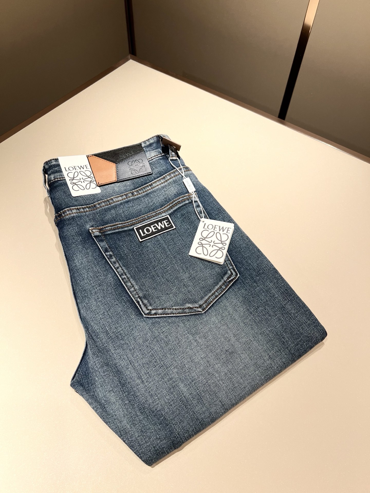 NO:524323,LO*WE/Luo*Wei’s new autumn and winter products for men’s fashion high-end casual pants, Hong Kong foreign business channel products, original Japanese products, pure blood quality, perfectly continues the essence and genes of LOE*’s home. From the main fabric to the detailed craftsmanship, all show the ingenuity of quality, use multiple brand elements to interpret, and choose the precious cowhide material to build a logo waist brand leather design!  Identity manifestation that belongs to the soul!  Customer-supplied high-end imported pure cotton fabrics, very high-end and fashionable detailed craftsmanship, red ear cloth is completed by a specific antique loom. This element represents the identity and rank of jeans, which is very worthy of careful appreciation!  In terms of matching, it is invincible and explains the versatility in place, with ingenious details and exquisite accessories. The auxiliary materials are all provided by foreign merchants. They are tailored and slim, and the upper body is lifted with an excellent effect. They are a styling item that is hard to come by!  Size 30 -40, loewe, jeans, cowhide, alexander wang19860909LO*WE/罗*威秋冬新品男士时装款高端休闲裤,香港洋行渠道货,日本原厂出品,纯血统品质,完美延续了LOE*家的精髓与基因,从主体面料到细节工艺,无不彰显出品质的匠心所在,运用多个品牌元素标识来诠释,选取矜贵的牛皮材质构建logo腰牌皮革设计！属于灵魂式的身份彰显！客供高级进口的纯棉面料,非常高级且时髦的细节工艺,赤耳布是由特定古董织布机完成,此元素代表着牛仔裤的身份及段位,非常值得细品悦人！在搭配上所向无敌,把百搭阐释到位,细节匠心考究,辅料皆为外商客供,剪裁合体修身,上身提臀效果绝佳,可遇而不可求的造型单品！尺码30 -40,,loewe,jeans,cowhide,alexander wang,Men's clothing