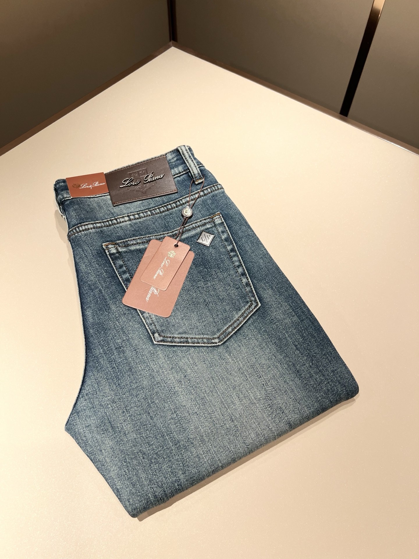 NO:531898,Loro Piana Nouyou Pianya, new autumn and winter men's fashion high-end casual pants, Hong Kong foreign business channel products, original Japanese products, pure blood quality, perfectly continues the essence and genes of LP home. From the main fabric to the detailed craftsmanship, all show the ingenuity of quality, use multiple brand elements to interpret, and choose precious cowhide material to build a logo waist brand leather design!  Identity manifestation that belongs to the soul!  Customer-supplied high-end imported pure cotton fabrics, very high-end and fashionable detailed craftsmanship, red ear cloth is completed by a specific antique loom. This element represents the identity and rank of jeans, which is very worthy of careful appreciation!  In terms of matching, it is invincible and explains the versatility in place, with ingenious details and exquisite accessories. The auxiliary materials are all provided by foreign merchants. They are tailored and slim, and the upper body is lifted with an excellent effect. They are a styling item that is hard to come by!  Size 29-40, loro piana, loro piana, jeans, cowhide, alexander wang19860909Loro Piana诺悠翩雅 秋冬新品男士时装款高端休闲裤,香港洋行渠道货,日本原厂出品,纯血统品质,完美延续了LP家的精髓与基因,从主体面料到细节工艺,无不彰显出品质的匠心所在,运用多个品牌元素标识来诠释,选取矜贵的牛皮材质构建logo腰牌皮革设计！属于灵魂式的身份彰显！客供高级进口的纯棉面料,非常高级且时髦的细节工艺,赤耳布是由特定古董织布机完成,此元素代表着牛仔裤的身份及段位,非常值得细品悦人！在搭配上所向无敌,把百搭阐释到位,细节匠心考究,辅料皆为外商客供,剪裁合体修身,上身提臀效果绝佳,可遇而不可求的造型单品！尺码29-40,,loro piana,loro piana,jeans,cowhide,alexander wang,Men's clothing