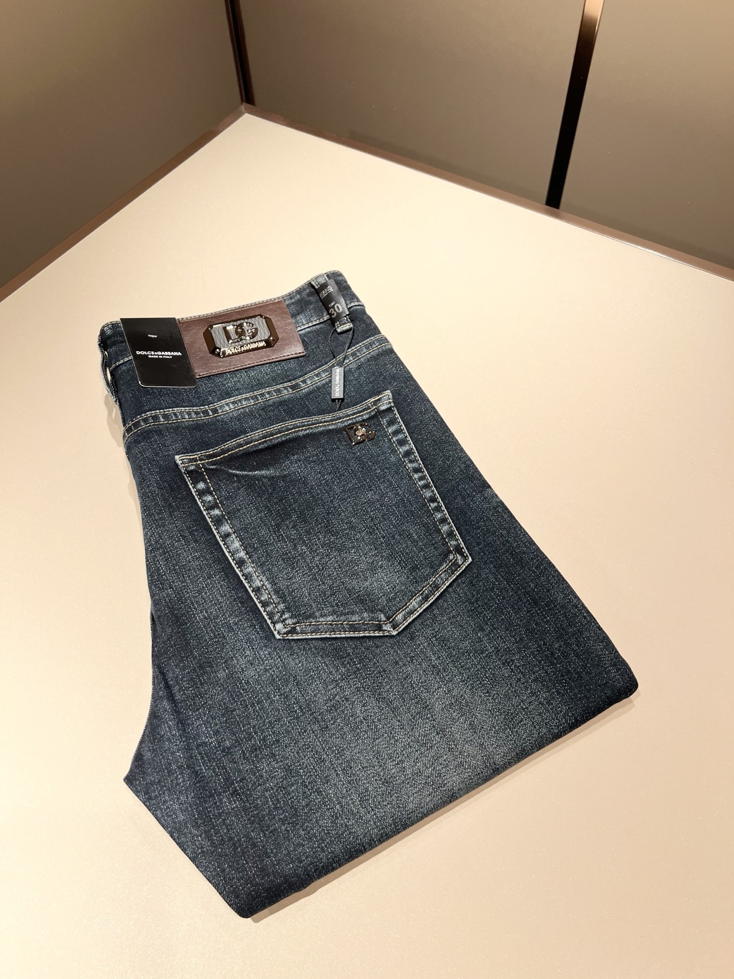 NO:528616,Dolce & Dolce*na 2025 autumn and winter new jeans, wash and naturally not easy to deform and decolorize, three-dimensional tailoring, perfectly shaped fabric, comfortable and soft, and casually matched, comfortable means its interpretation of fashion and leisure. DG's consistent style reflects the brand's pursuit of quality, with a bit of hedonist flavor, pays great attention to details, likes everything that is not formulaic, pursues freedom, Dolce & GABB*NA's style is very unique. At the beginning of the business, it insists on making plates and designing logo logo waist brand design!  For the fashion industry that paid attention to the show at that time, it was quite unique. Size 29-40, Dolce & Gabbana, Dolce & Gabbana, jeans, alexander wang19860909Dolce & 杜嘉*纳 2025秋冬新品牛仔裤,水洗处理自然不易变形脱色、立体剪裁完美塑形面料质舒适柔软随意搭配、舒适代表它对时尚休闲的诠释是DG一贯作风细节处体现这个品牌对品质的追求,带点享乐主义者的味道,非常注重细节,喜欢一切非公式化的东西,追求自由杜嘉班纳 (DOLCE&GABB*NA) 的作风非常独特,创业之初坚持自己制版、设计标识logo腰牌设计！对于当时讲究排场的时装界,是相当独树一格的.尺码29-40,,Dolce&Gabbana,Dolce&Gabbana,jeans,alexander wang,Men's clothing