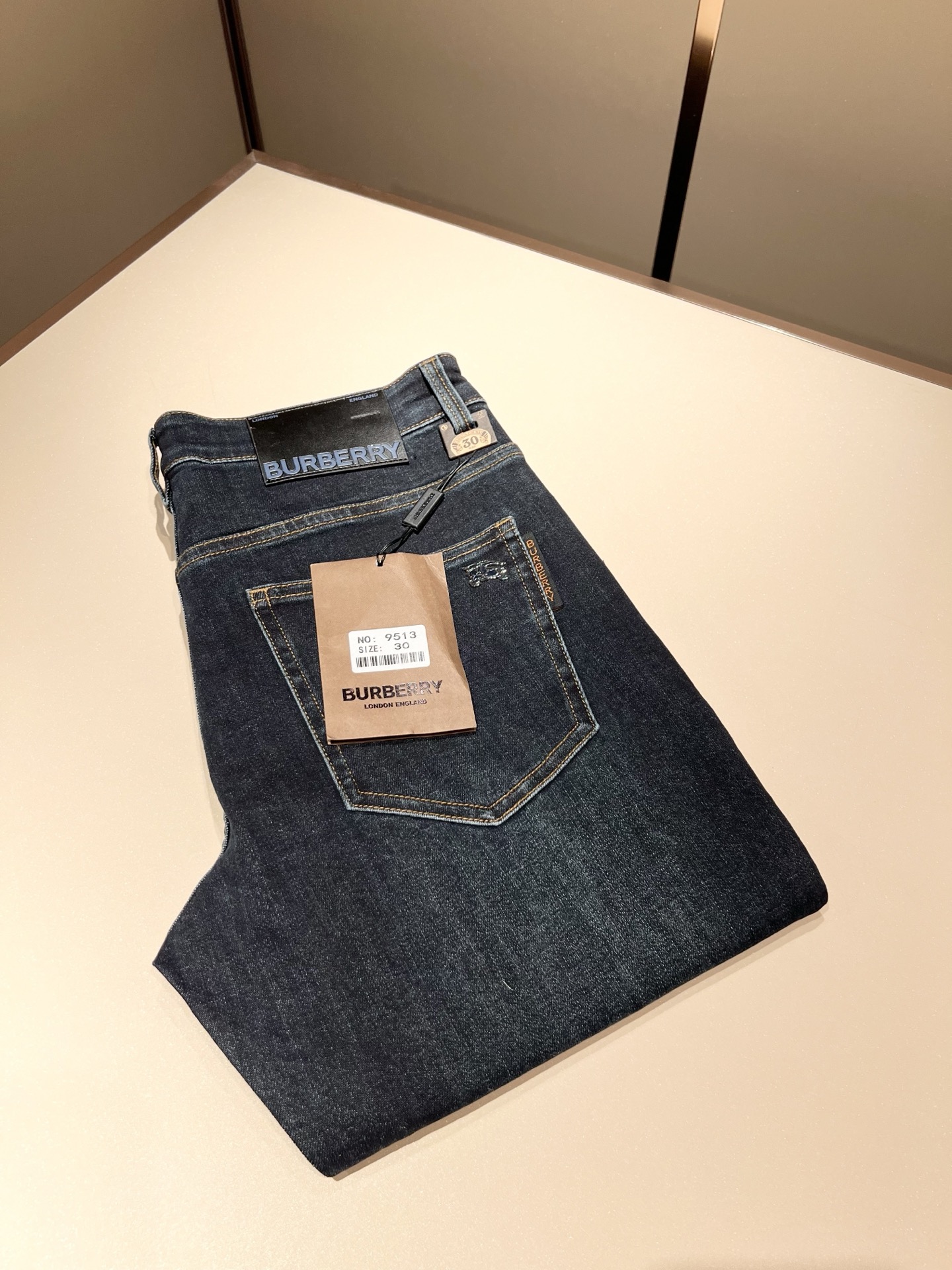 NO:528613,BURBER*Y Ba*li 2025 autumn and winter new products for men's high-end casual and versatile jeans!  For BUR fans, such a grand classic design is enough to plant grass at a glance. It is the most handsome series among all BUR jeans this year. I only need to take a look and know that this will definitely be a hit product that has caused a sensation, and it is popular on the Internet. The classic slim three-dimensional tailoring style is equipped with the latest logo pattern waist brand craft design!  Very representative waist brand modification!  It simply and easily demonstrates the charm of the brand, and naturally presents specifications, grades, fashion and trendy effects. It matches the performance to easily create a high-end and high-end effect!  The top imported Japanese washing cowboy is made of cotton, and it is comfortable and breathable, and has a natural drape, which is suitable for all year round outfits!  !  This jeans are made of three-dimensional cut and straight-fitting style. The magic and practical wearability of the single match are understandable. Whether you are wearing daily clothes or appearing on the high street, it is the best choice. It is super charming!  It also demonstrates the authentic BUR original flavor, and it also perfectly shows its specifications and rank!  Obviously, this is a big and powerful product that you must collect. Whether you are a fan of BUR or not, you must collect this product and highly recommend it!  Size 29-40, Burberry, jeans, alexander wang19860909BURBER*Y巴*莉 2025秋冬新品男士高端休闲百搭牛仔裤！对于BUR粉丝来说,这样大气的经典设计足矣一眼种草,是今年BUR所有牛仔裤当中最帅的一个系列,我只需要看一眼就知道,这绝对会是一个引起轰动的爆款,而且全网风靡,经典的修身立体剪裁版型打造,配置了最新的logo图案腰牌工艺设计！极具代表性腰牌修饰！简单轻松的彰显出品牌魅力所在,自然而然的呈现规格,档次,时髦以及新潮效果,搭配性能满分,轻松穿出高级感与高端效果！顶级的进口日本洗水牛仔棉质打造,并舒适透气感满分,且垂感自然,适合一年四季的穿搭所需！！此款牛仔裤采用了立体裁剪小直筒版型打造,其单配魔力与实穿性是无可厚非的,不管你是日常穿搭还是高街出镜都是不二之选,超具魅力！更是彰显了地地道道的的BUR原味,同时也是完美的展现了其规格和段位所在！很显然,这是一款绝对要收的重磅好货,不管你是不是BUR的粉丝,此款你都必须要收,极力推荐的好货！尺码29-40,,burberry,jeans,alexander wang,Men's clothing