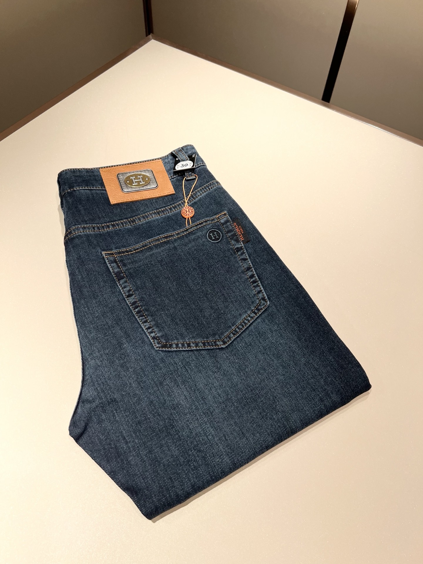 NO:528619,HERM*S AXS 2025 Autumn and Winter Men's High-end Tanning Washed Small Straight Jeans Overseas Trading Company Channel Order!  Men's slim straight jeans!  Shanghai Henglong store is on sale!  It is high-end, simple, and has exquisite craftsmanship and materials. It is very rigorous and demanding in pursuit of quality. It uses every detail to prove its brand image!  The typical essence of H's home, with a very representative logo design!  The brand image of H's home is perfectly explained, and the signature leather brand is also quite amazing. It has built a brand LOGO, and the fabric has been perfectly transformed and sublimated. It has a heavy environmentally friendly plant enzyme washing process. The texture has a unique retro style and is quite outstanding. It is recognized as a universal and versatile color number and can withstand the test of any season.  Well-tailed, clean, refreshing and neat!  Size 29-40, hermes, jeans, alexander wang19860909HERM*S爱*仕 2025秋冬男士高端丹宁水洗小直筒牛仔裤 海外贸易公司渠道订单 ！男士修身直筒牛仔裤！上海恒隆店在售！高级、简约,工艺和用料方面都颇为考究,对于品质的追求非常严谨和苛刻,用每一个细节来力证自身品牌形象！H家的典型精髓,极具代表性标志logo腰牌设计！将H家的品牌形象完美阐释出来,招牌式的皮牌亦颇为惊艳,构建出品牌LOGO,面料得到完美蜕变和升华,重磅环保植物酵素水洗工艺,肌理有着独特的复古风格,相当出彩,公认的万能百搭色号,经得住任何季节的考验配色！剪裁精良,干净清爽且利落！尺码29-40,,hermes,jeans,alexander wang,Men's clothing