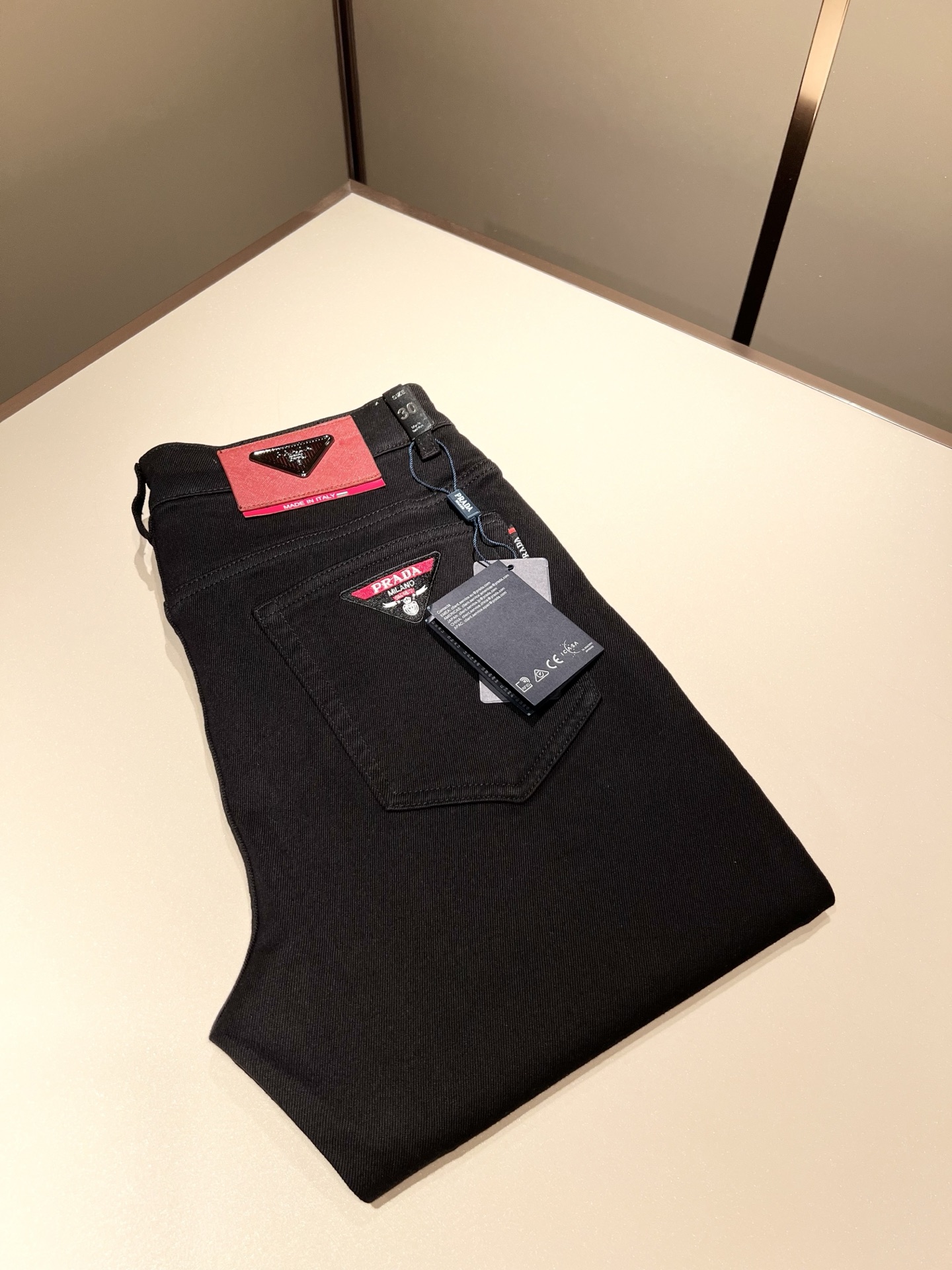 NO:525314,PRA*DA New autumn and winter products are on sale!  Denim is high-end, versatile and pragmatic, and not sensational!  Limited editions in Hong Kong, Macao and Taiwan!  !  Three-dimensional cut cotton material!  The Taiwan foreign trade company undertakes the exquisite and delicate materials, which seems to be Prada's patented high-quality custom-made original hardware logo design!  Not only in the material, color and style, the life philosophy behind the design just fits the dual mentality of modern people's pursuit of personal practicality and fashion aesthetics, and achieves a perfect balance between function and aesthetics. It is not only the display of fashion trends, but also the ultimate of modern aesthetics. P's vision does not limit the indispensable components of the core value of fashion brands, another alternative to mature styles and sizes 29-40, prada, prada, alexander wang19860909PRA*DA 普拉达 秋冬新品发售！牛仔高级百搭实用主义不哗众取宠！港澳台地区限定款！！立体裁剪纯棉材质！台湾外贸公司承接、材质精致细腻似乎是普拉达专利品质上乘 定制原版五金logo设计！不仅在材料、颜色与款式工夫,设计背后的生活哲学正巧契合现代人追求切身实用与流行美观的双重心态,在机能与美学之间取得完美平衡,不但是时尚潮流的展现,更是现代美学的极致.P的视野并没有局限时尚品牌核心价值中不可或缺的组成部分、的另一种选择替代风格成熟、尺码29-40,,prada,prada,alexander wang,Men's clothing