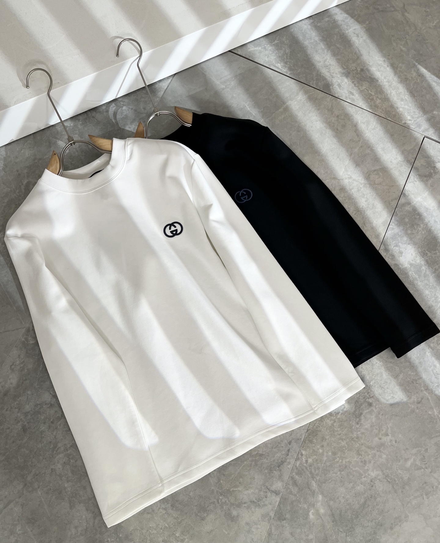 NO:524368,Gucc* Gujia Autumn and Winter Series Basic Round Neck Long Sleeve Base, Men and Women's Couple Couple Casual Loose Cotton Round Neck Long Sleeve T-shirt!  Trading companies have sparse channels and are released on the official website at the same time!  The latest autumn and winter series, classic fashion design elements, injecting full vitality into the new series. This T-shirt is carefully selected for imported cotton fabrics. The fabric feels skin-friendly and soft and delicate, and the body logo embroidery design!  It has an extremely comfortable and breathable wearing experience. The whole item is very eye-catching and fashionable, and is deeply loved by young people today!  The loose round neck cut is a neutral style regardless of age and gender, suitable for matching all the styles and looks you need in your daily life!  It is recommended to wear couple outfits to go out on the street to make it more pleasing to the eye!  Size M-3XL, gucci, gucci, tees, t-shirt, alexander wang19860909Gucc*古家 秋冬系列基础圆领长袖打底,男女同情侣款休闲宽松棉质圆领长袖T恤衫！贸易公司渠道稀出,同步官网发售 ！ 秋冬最新系列,经典时尚设计元素,为全新系列注入满满活力,这款T恤衫用心甄选客供进口棉面料制成,面料手感亲肤柔软细腻,衣身logo刺绣设计！拥有着无比舒适透气性的穿着体验,整件单品极具吸睛度与时尚感,深受当下年轻人的喜爱！基础宽松的圆领版型裁剪,不分年龄与性别的中性款式,适合搭配你日常所需的所有风格与造型！建议搭配情侣装出街会更为养眼出色！尺码M-3XL,,gucci,gucci,tees，t-shirt,alexander wang,Men's clothing