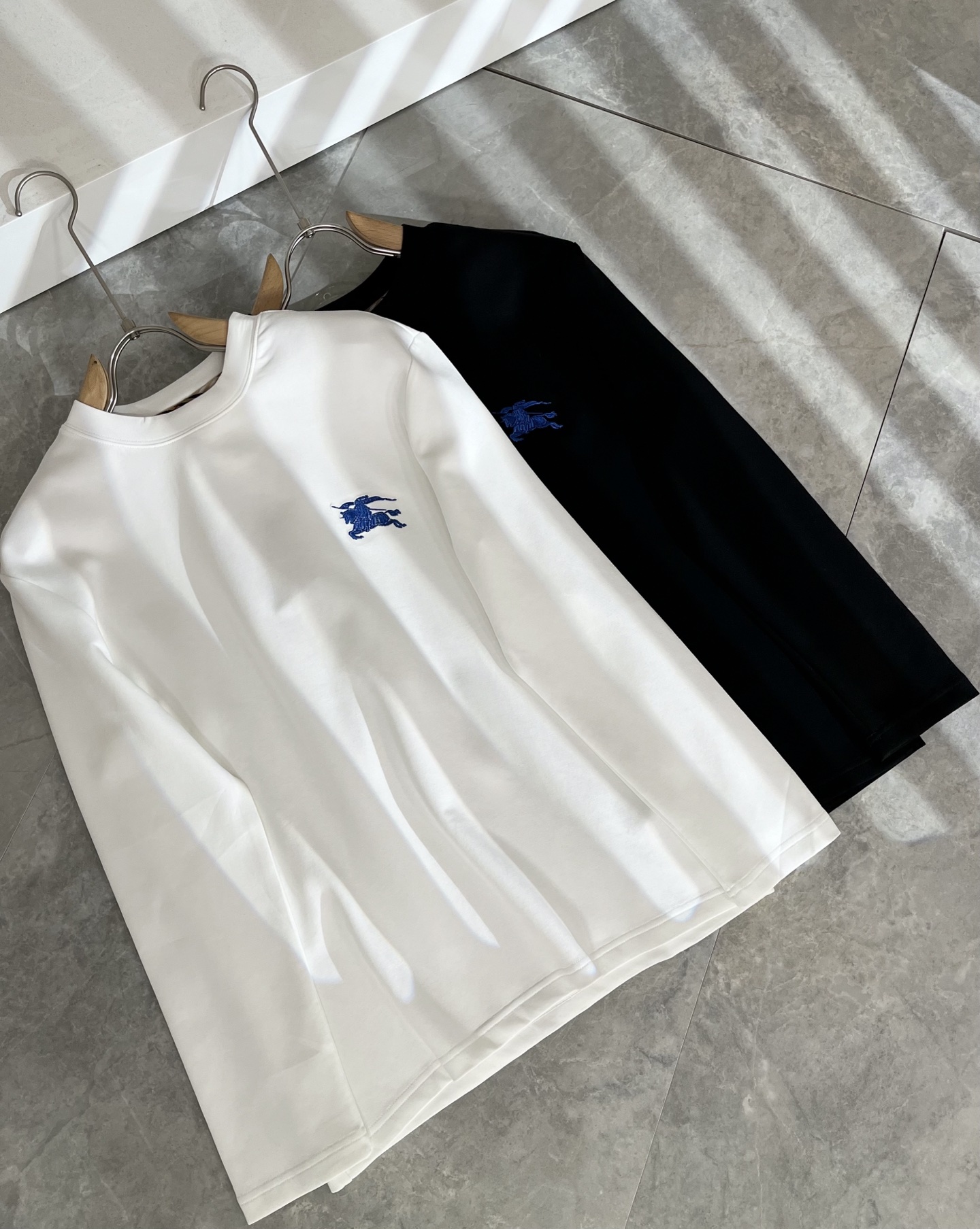 NO:524359,Bur*erry New autumn men's long-sleeved base, the latest brand design elements!  Neither monotonous nor complicated, it shows taste just right!  Customer-supplied top logo war horse embroidery fabric!  Comfortable, sweat-absorbing and breathable, custom-made original baby lint cotton fabric!  The unique sense of luxury presents a simple and elegant temperament!  Chest logo embroidery design!  Full three-dimensional! Standard cutting design!  Every detail is a synchronized with high-end fashion. Size: M-3XL, burberry, alexander wang19860909Bur*erry 巴*莉 秋季新款男士长袖打底,品牌最新设计元素！既不单调也不复杂,恰到好处的展现品味！客供顶级logo战马刺绣面料！舒适吸汗透气根本不在话下,定制原版婴儿绒棉面料！独具的高奢感呈现简约优雅气质！胸前logo刺绣设计！饱满立体!标准裁剪设计！每一处细节都是与高端时尚同步的体现.尺码:M-3XL,,burberry,alexander wang,Men's clothing