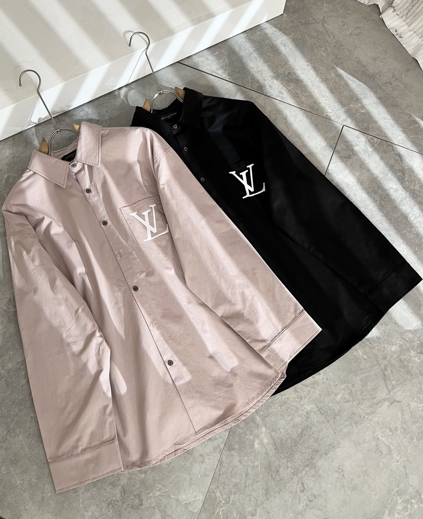 NO:524374,Louis Vuit*on Louis Vuit*on Fall new light luxury men's and lesbian shirts, the new high-end of the Louis family, the details and quality are always flawless, custom original poplin cotton fabric!  Creative print design for letter logo pattern on chest!  If you don’t buy a few Louis items this spring, you are not considered a fashion expert. It interprets Louis’ iconic elements, which are really something that everyone loves. It is super soft and tough, and has excellent breathability. It comes from world-class trade-level OEM channels, with extremely rare quantity and no help after selling out. It is clean and neat. This is the special skill of the Louis family and the latest craftsmanship this quarter. The degree of meticulousness has reached the top, and the loose three-dimensional tailoring design is a unique one. It is a fusion of luxury and fashion!  Size S-2XL, louis vuitton,louis vuitton,alexander wang19860909Louis Vuit*on 路易*登 秋季新款轻奢男女同款衬衣,路易家族的新高端,细节品质永远的那么完美无瑕,定制原版府绸棉面料！胸前字母logo图案创意印花设计！今年春季节没有入手几件路易你算不上时尚达人.诠释路易的标志性元素,实属人见人爱的东西.超级柔软且具有韧性,透气感也是绝佳.来自世界级贸易级别的代工厂渠道,数量极其稀少售完无补.干净俐落.这是路易家族的看家绝活也是本季度的最新工艺.细致化程度已经达到顶端了,宽松立体剪裁的版型设计堪称一绝.属于奢华与时尚的融合！尺码S-2XL,,louis vuitton,louis vuitton,alexander wang,Men's clothing