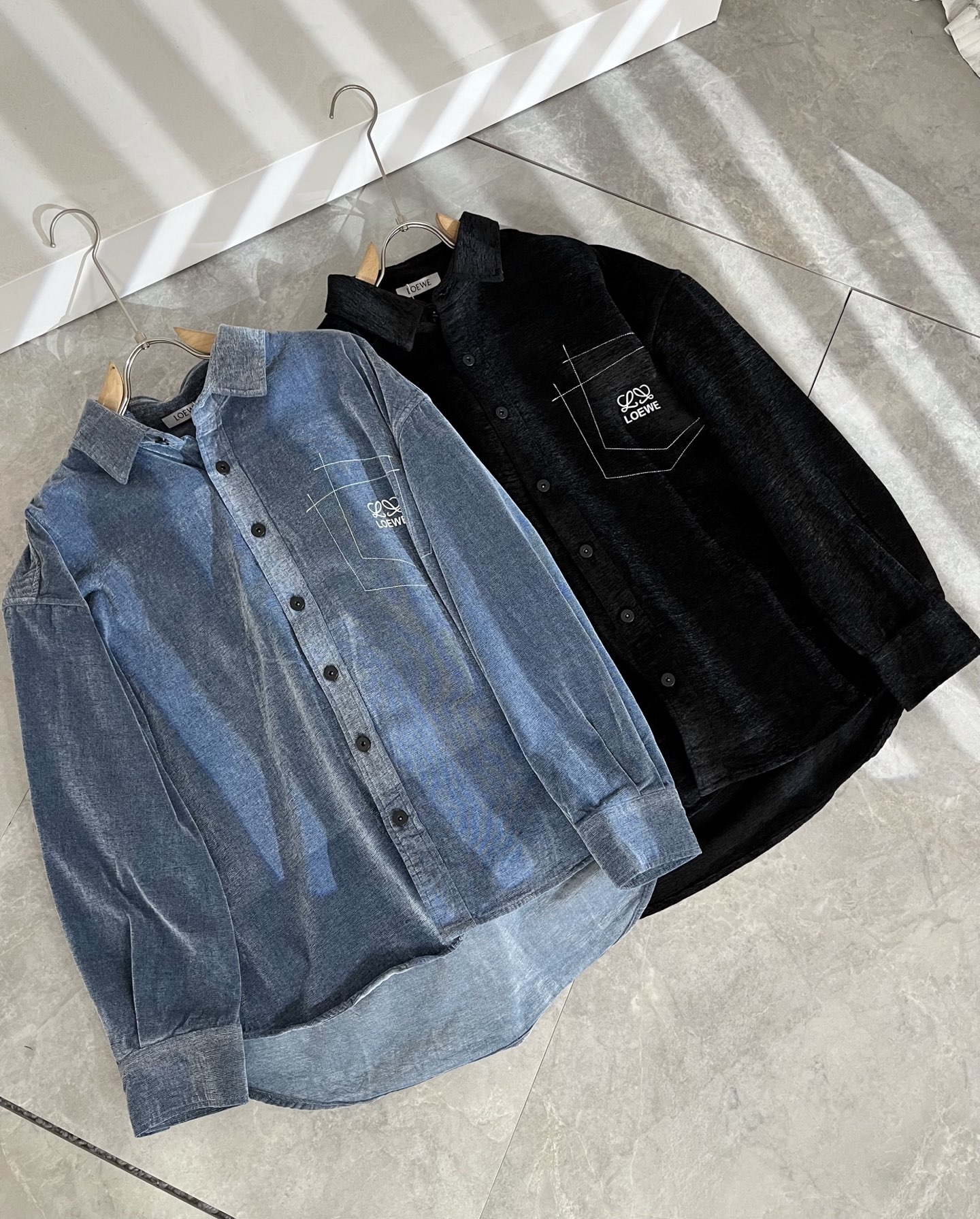 NO:524365,LOE*WE Luo*We are a new autumn style of men and women's uniform shirts, original Italian order channel, very unique and high-end style, logo logo pattern printing design, and washing fabric design!  Customized original imported velvet fabric!  The latest fashion trends and popular products are here, and it is another simple and high-end fashion item. It is a fashion product with very high-end outfit charm. It is a must-have item for fashion trends!  Original Italian manufacturer channels, special-level orders, and released at the same time as Hong Kong, Macao and Taiwan buyers. This model is also the latest popular product of Luo Yiweijia this year and the most classic product. Its specifications and grades are beyond doubt!  !  The choice is very diverse, and it can be said that this model naturally has a fresh and natural feeling, showing the brand charm and high-end feeling. The texture of this model is very good, and the heavy weight and brilliant skin-friendliness that can be seen with hands are even better, and it is a complete enjoyment of wearing!  !  Size: S-2XL, loewe, loewe, alexander wang19860909LOE*WE罗*威 秋季新款男女同款衬衣,意大利原厂订单渠道,极具个性高级风,标志logo图案印花设计,采用洗水面料设计！定制原版进口丝绒面料！最新时尚潮流人气产物驾到,又是一款简约高级的时尚单品,穿搭魅力十分高级不俗的时尚产物 ,时尚潮流必备单品！意大利原厂渠道,特供级别订单,同步港澳台买手店发布,此款也是罗意威家今年的最新人气产物,也是最经典的产物,其规格跟档次更是毋庸置疑！！ 选择极具多样化,言而喻此款自然具备那种清新自然的感觉,彰显品牌魅力与高级感,此款的质感十分的到位,用手可以感知的重磅跟出彩亲肤程度更是上佳,十足的穿着享受！！尺码: S-2XL,,loewe,loewe,alexander wang,Men's clothing