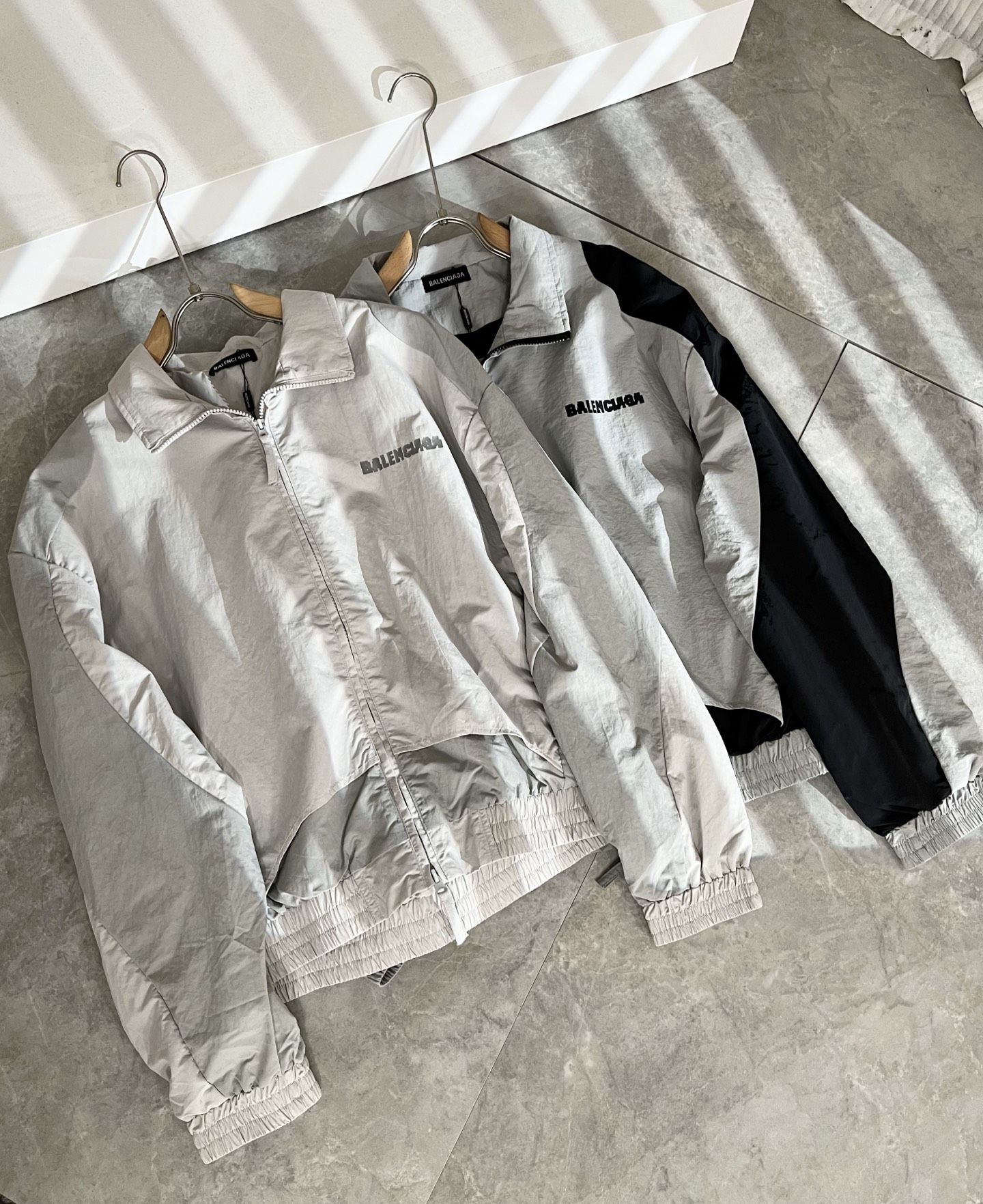 NO:524356,BALENCI*GA Paris* Home Autumn and Winter Casual Jackets, the latest fashionable casual suits, trading company channels are rare, and they are released on the official website at the same time. The most anticipated high-quality products of the male gods and goddesses are coming, making you feel what it means to be truly high and luxurious! The upper body is comfortable, light and not stuffy, and customized polyester fiber fabric!  Give you the most enjoyable dressing experience!  Logo pattern glue-pressing design on chest!  Perfectly enhance the overall sense of luxury and class, and you can get a high-end luxury atmosphere at a glance! The basic conventional hooded jacket style cut is versatile and simple, and it is easy to deal with various occasions and environments. It is undoubtedly a must-have item for daily commuting! Size S-2XL, balenciaga, jackets & coats, jackets & coats, hats, alexander wang19860909BALENCI*GA巴黎*家 秋冬休闲夹克外套,最新时尚休闲套装,贸易公司渠道稀出,同步官网发售,男神女神最为期待的精品狠货重磅来袭,让你感受到什么叫真正的高奢有内涵!上身舒适轻盈不闷热, 定制聚酯纤维面料！给你最为享受的穿着体验！胸前Logo图案压胶设计！完美提升了整体的奢华档次感,一眼就能Get到的高端奢华气息!基础常规的连帽夹克版型裁剪,上身百搭简约不挑人,轻松应对各种场合与环境,属于日常通勤必备的臻品无疑!尺码S-2XL,,balenciaga,jackets & coats,jackets & coats,hats,alexander wang,Men's clothing