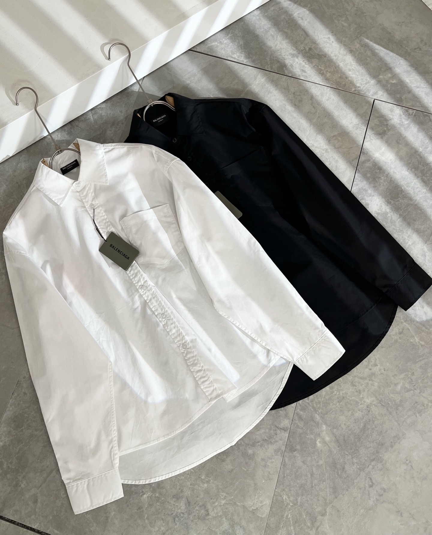 NO:524371,BALENCI*GA Paris* Home Autumn New Men's and Women's Same Shirts, Fashionable Casual Shirts, Logo Logo Pattern Printing Design!  The most designed and selected poplin cotton fabric is soft and skin-friendly, comfortable and breathable, and you can’t picky about it. The real thing will definitely make you love it!  Loose, small, shoulder-dead round neck cut, genderless couple mixed styles, opening up a new fashion charm!  Differentiate the market version of the high-end custom series!  Size S-XL, balenciaga, alexander wang19860909BALENCI*GA巴黎*家 秋季新款男女同款衬衣,走秀图案印花时尚休闲衬衣,标志logo图案印花设计！极具设计精选客供府绸棉面料,手感柔软亲肤,着身舒适透气性都无法挑剔,实物绝对会让你爱不释手！宽松小落肩的圆领版型裁剪,无性别主义的情侣混穿款式,打开全新的时装新韵味！区别市场版本高定系列！尺码S-XL,,balenciaga,alexander wang,Men's clothing