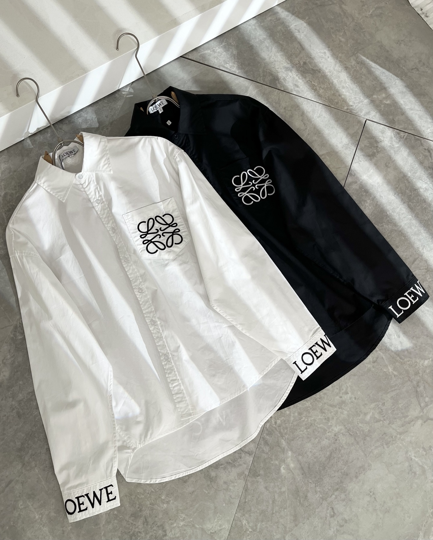 NO:524362,LOE*WE Luo*We are a new autumn style of men and women's shirts, original Italian order channel, very unique and high-end style, logo embroidery design, and wash fabric design!  Customized original imported poplin cotton fabric!  The latest fashion trends and popular products are here, and it is another simple and high-end fashion item. It is a fashion product with very high-end outfit charm. It is a must-have item for fashion trends!  Original Italian manufacturer channels, special-level orders, and released at the same time as Hong Kong, Macao and Taiwan buyers. This model is also the latest popular product of Luo Yiweijia this year and the most classic product. Its specifications and grades are beyond doubt!  !  The choice is very diverse, and it can be said that this model naturally has a fresh and natural feeling, showing the brand charm and high-end feeling. The texture of this model is very good, and the heavy weight and brilliant skin-friendliness that can be seen with hands are even better, and it is a complete enjoyment of wearing!  !  Size: S-XL, loewe, loewe, alexander wang19860909LOE*WE罗*威 秋季新款男女同款衬衣,意大利原厂订单渠道,极具个性高级风,标志logo图案刺绣设计,采用洗水面料设计！定制原版进口府绸棉面料！最新时尚潮流人气产物驾到,又是一款简约高级的时尚单品,穿搭魅力十分高级不俗的时尚产物 ,时尚潮流必备单品！意大利原厂渠道,特供级别订单,同步港澳台买手店发布,此款也是罗意威家今年的最新人气产物,也是最经典的产物,其规格跟档次更是毋庸置疑！！ 选择极具多样化,言而喻此款自然具备那种清新自然的感觉,彰显品牌魅力与高级感,此款的质感十分的到位,用手可以感知的重磅跟出彩亲肤程度更是上佳,十足的穿着享受！！尺码: S-XL,,loewe,loewe,alexander wang,Men's clothing