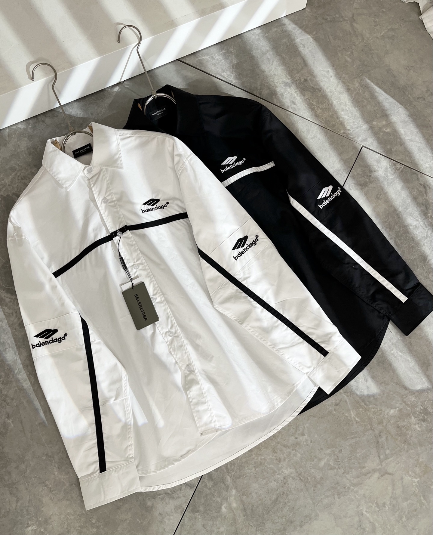 NO:524382,BALENCI*GA Paris* Home Autumn New Men's and Women's Same Shirts, Fashionable Casual Shirts with Stylish Logo Patterns, Logo Patterns and Embroidery Design!  The most designed and selected poplin cotton fabric is soft and skin-friendly, comfortable and breathable, and you can’t picky about it. The real thing will definitely make you love it!  Loose, small, shoulder-dead round neck cut, genderless couple mixed styles, opening up a new fashion charm!  Differentiate the market version of the high-end custom series!  Size S-XL, balenciaga, alexander wang19860909BALENCI*GA巴黎*家 秋季新款男女同款衬衣,走秀图案印花时尚休闲衬衣,标志logo图案刺绣设计！极具设计精选客供府绸棉面料,手感柔软亲肤,着身舒适透气性都无法挑剔,实物绝对会让你爱不释手！宽松小落肩的圆领版型裁剪,无性别主义的情侣混穿款式,打开全新的时装新韵味！区别市场版本高定系列！尺码S-XL,,balenciaga,alexander wang,Men's clothing