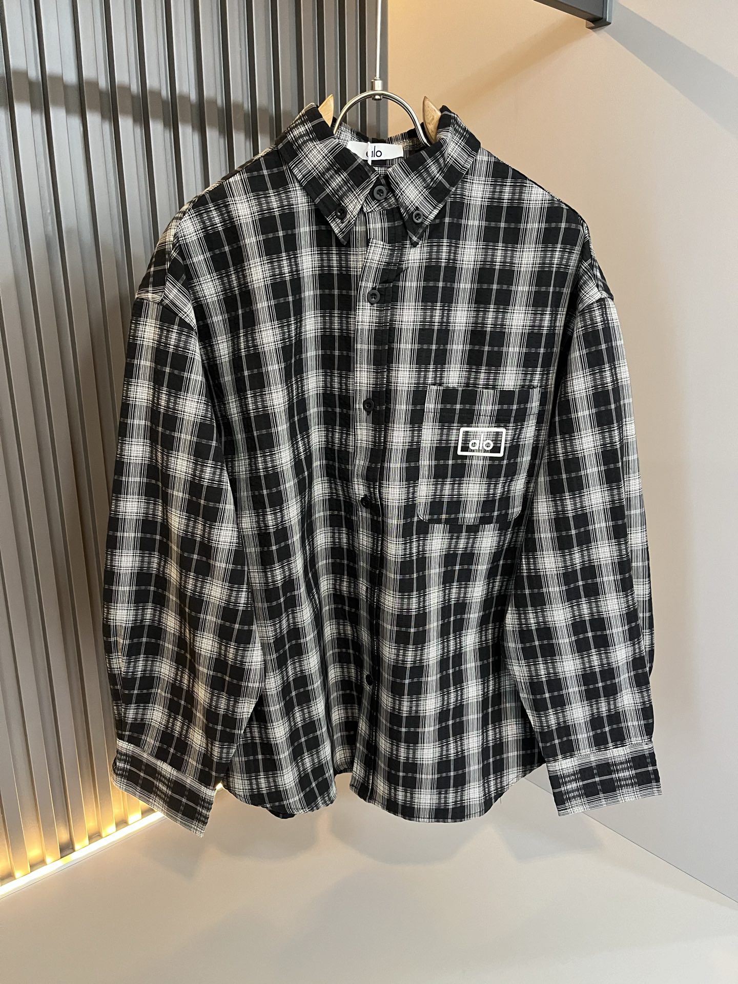 NO:528606,Alo2025 autumn new series of items are launched, a very fashionable and avant-garde shirt for men and women, with logo logo pattern glue-touching decoration!  Different from the past, it declares the design concept that has been passed down for many years in the brand!  Its eye-catchingness is no less than any classic style, perfectly presenting the fashionable, high-end and luxurious feeling in front of the world!  Made of imported 260 grams of cotton, selected high-quality pure cotton fabrics, soft and soft to the touch, the real thing is definitely beyond your imagination, close to the body and breathable, even if you sweat profusely, you will not feel greasy or stuffy, and will bring sweating and moisture absorption to the extreme!  Size S-2XL, alexander wang19860909Alo2025秋季全新系列单品上线,非常时髦前卫的一款男女同款衬衣,标识logo图案压胶修饰！区别于以往的不同,宣示品牌传承多年的设计理念！其吸睛度完全不亚于任何经典款式,将时髦高级感与奢华感完美呈现在世人眼前！客供进口260克全棉材质制成,精选优质纯棉面料,触感软糯亲肤细腻,实物到手绝对超乎你的想象,贴身无比舒适透气,即便是汗流浃背也不会有腻身及闷热感可言,将排汗吸湿性发挥到了极致！尺码S-2XL,,alexander wang,Men's clothing