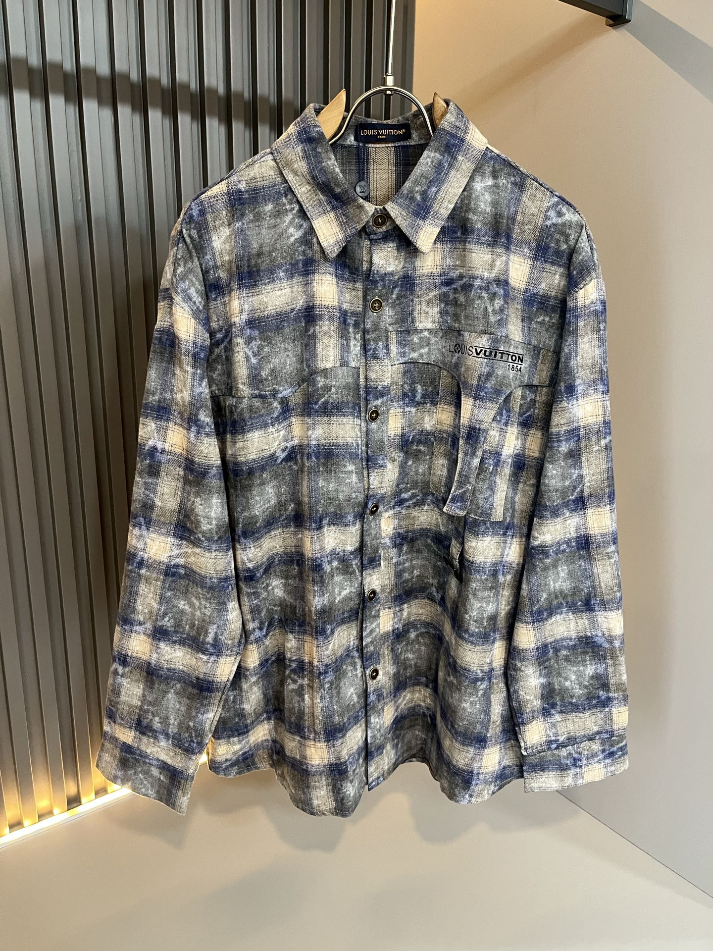 NO:529889,Louis Vuit*on 2025 autumn new light luxury men and women's uniform shirts, the new high-end of the Louis family, the details and quality are always flawless, customized original poplin cotton fabric!  Creative print design for letter logo pattern on chest!  If you don’t buy a few Louis items this spring, you are not considered a fashion expert. It interprets Louis’ iconic elements, which are really something that everyone loves. It is super soft and tough, and has excellent breathability. It comes from world-class trade-level OEM channels, with extremely rare quantity and no help after selling out. It is clean and neat. This is the special skill of the Louis family and the latest craftsmanship this quarter. The degree of meticulousness has reached the top, and the loose three-dimensional tailoring design is a unique one. It is a fusion of luxury and fashion!  Size S-2XL, louis vuitton,louis vuitton,alexander wang19860909Louis Vuit*on 路易*登 2025秋季新款轻奢男女同款衬衣,路易家族的新高端,细节品质永远的那么完美无瑕,定制原版府绸棉面料！胸前字母logo图案创意印花设计！今年春季节没有入手几件路易你算不上时尚达人.诠释路易的标志性元素,实属人见人爱的东西.超级柔软且具有韧性,透气感也是绝佳.来自世界级贸易级别的代工厂渠道,数量极其稀少售完无补.干净俐落.这是路易家族的看家绝活也是本季度的最新工艺.细致化程度已经达到顶端了,宽松立体剪裁的版型设计堪称一绝.属于奢华与时尚的融合！尺码S-2XL,,louis vuitton,louis vuitton,alexander wang,Men's clothing