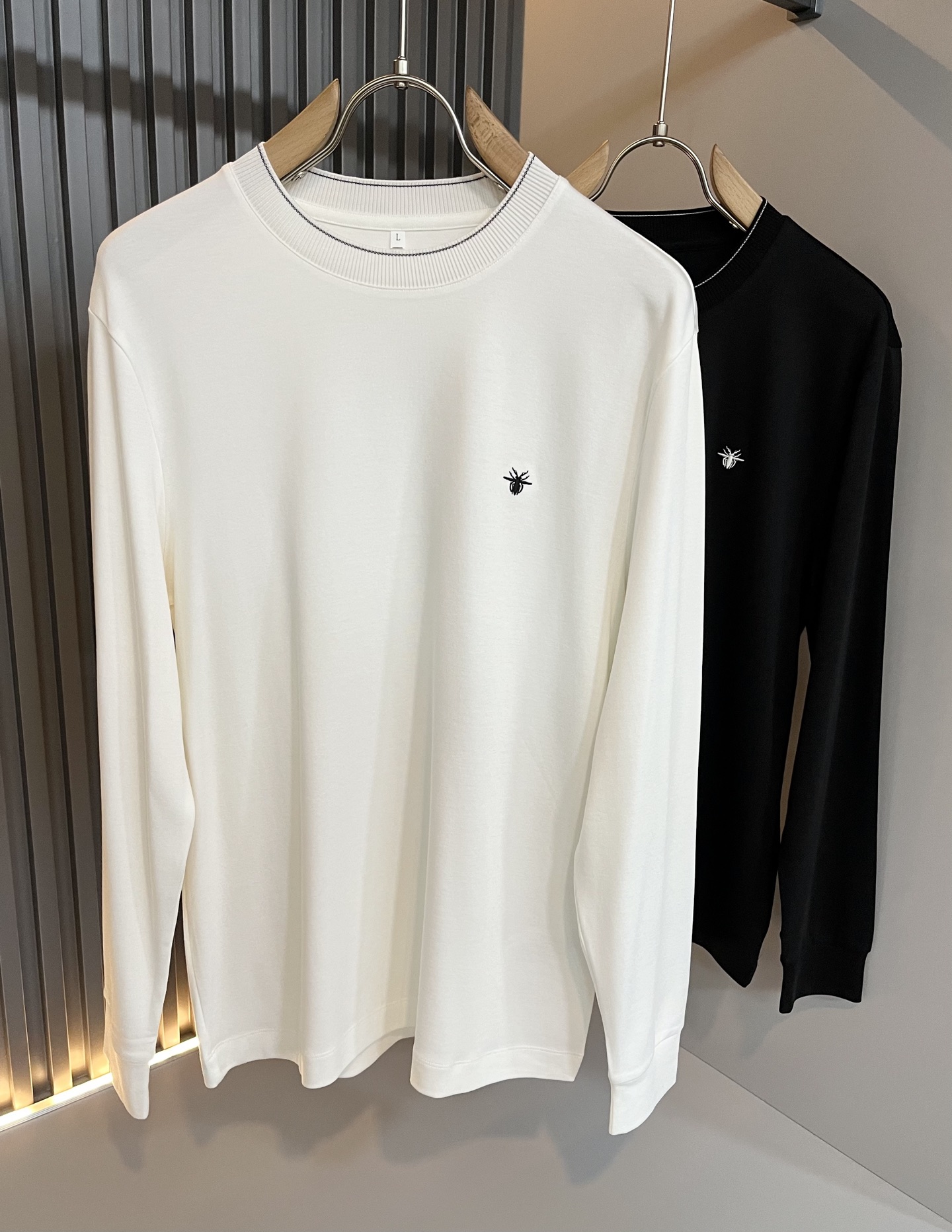 NO:527650,Dio*r's new long-sleeved base shirt in autumn and winter, and is available at the same time in the counter!  Customized exclusive pure cotton fabric, chest embroidery logo pattern design!  Simple and generous, calm and versatile, extremely high-end, perfectly integrated with fashion and style, a top fashionable style that perfectly suits the outside wear!  The overall feeling is natural!  The ultimate classic versatile short-sleeved T-shirt, fans who pursue high quality please buy it by themselves, and all fans who know the goods are invited to appreciate this style together!  !  Size M-3XL, dior,dior,T-shirt,tees,t-shirt,alexander wang19860909Dio*r迪家秋冬新款长袖打底衫,专柜同步发售！定制专属纯棉面料,胸前刺绣logo图案设计！简约大方,从容百搭,档次极高,完美融入时尚还有风情感一款完美符合外穿的顶尖时髦气质款！整体给人浑然天成的感觉！极致经典的百搭型短袖T恤,追求高品质的粉丝们请自行抢购,诚邀所有识货的粉丝一同鉴赏此款！！尺码M-3XL,,dior,dior,T-shirt,tees，t-shirt,alexander wang,Men's clothing