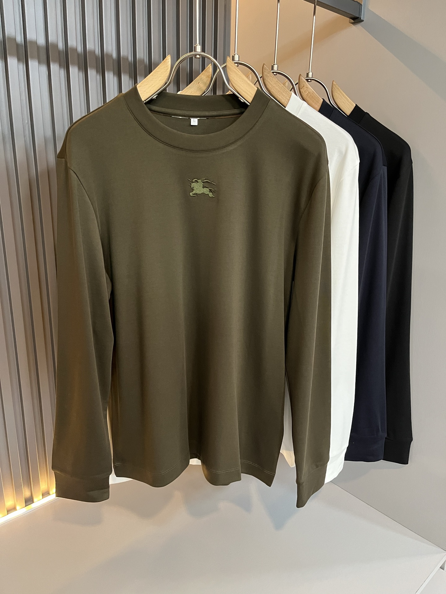 NO:524307,Bur*erry New autumn and winter men's base shirt, the latest brand design elements!  Neither monotonous nor complicated, it shows taste just right!  Clothes logo pattern design!  Comfortable, sweat-absorbing and breathable, custom-made original baby lint cotton fabric!  The unique sense of luxury presents a simple and elegant temperament!  Full three-dimensional! Standard cutting design!  Every detail is a synchronized with high-end fashion. Size: M-3XL, burberry, alexander wang19860909Bur*erry 巴*莉 秋冬新款男士打底衫,品牌最新设计元素！既不单调也不复杂,恰到好处的展现品味！衣身logo图案设计！舒适吸汗透气根本不在话下,定制原版婴儿绒棉面料！独具的高奢感呈现简约优雅气质！饱满立体!标准裁剪设计！每一处细节都是与高端时尚同步的体现.尺码:M-3XL,,burberry,alexander wang,Men's clothing