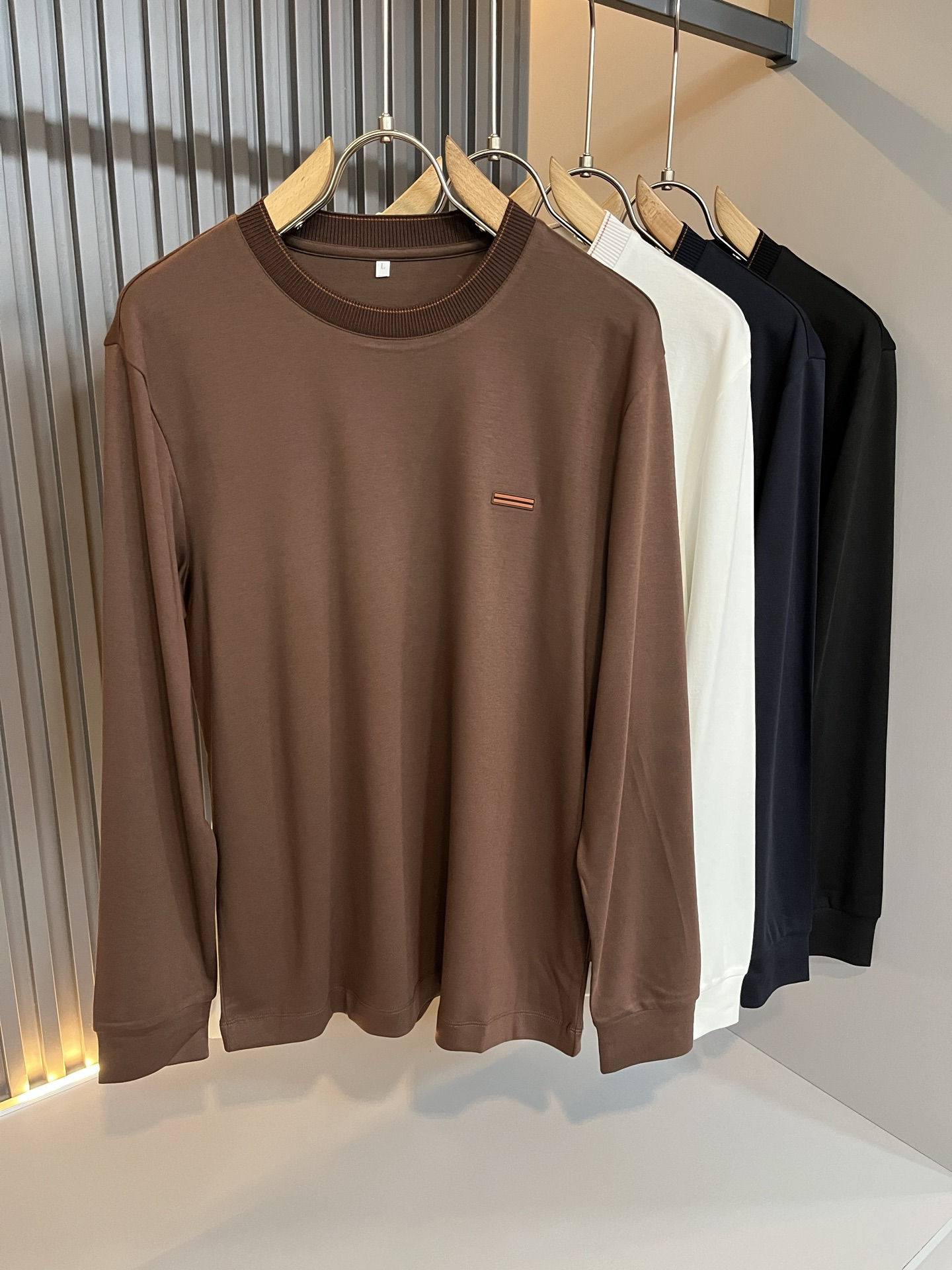 NO:524316,Ermenegildo Zeg*aJia New autumn and winter products for men's long-sleeved casual base shirt, foreign trade company order!  It is one of the classic exclusive fabrics of Zenia!  Customized original cotton fabric!  Chest glue-press logo design!  The texture is warm, the touch is soft and delicate, but the shape is straight and stylish!  Details, extreme luxury... Perfect interpretation of high-quality quality. Size M-3XL, zegna, alexander wang19860909Ermenegildo Zeg*a杰*亚 秋冬新品男士长袖休闲打底衫,外贸公司订单！是杰尼亚经典的专有织物之一！ 定制原版纯棉面料！胸前压胶logo设计！质地保暖,触感又柔软细腻、但型态又笔挺有型！ 细节、奢华极致… 完美演绎高品质品相.尺码M-3XL,,zegna,alexander wang,Men's clothing