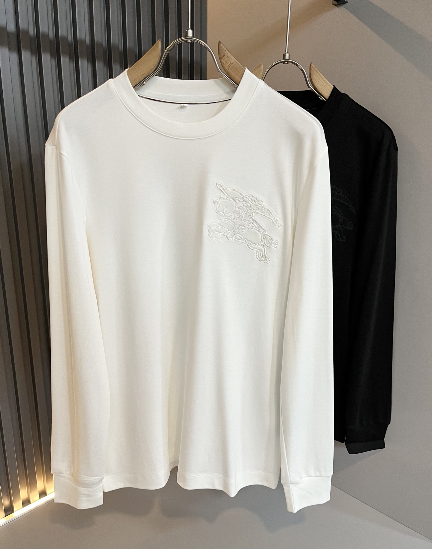 NO:525306,Bur*erry New autumn and winter men's base shirt, the latest brand design elements!  Neither monotonous nor complicated, it shows taste just right!  Embroidery design for clothes logo pattern!  Comfortable, sweat-absorbing and breathable, custom-made original baby lint cotton fabric!  The unique sense of luxury presents a simple and elegant temperament!  Full three-dimensional! Standard cutting design!  Every detail is a synchronized with high-end fashion. Size: M-3XL, burberry, alexander wang19860909Bur*erry 巴*莉 秋冬新款男士打底衫,品牌最新设计元素！既不单调也不复杂,恰到好处的展现品味！衣身logo图案刺绣设计！舒适吸汗透气根本不在话下,定制原版婴儿绒棉面料！独具的高奢感呈现简约优雅气质！饱满立体!标准裁剪设计！每一处细节都是与高端时尚同步的体现.尺码:M-3XL,,burberry,alexander wang,Men's clothing