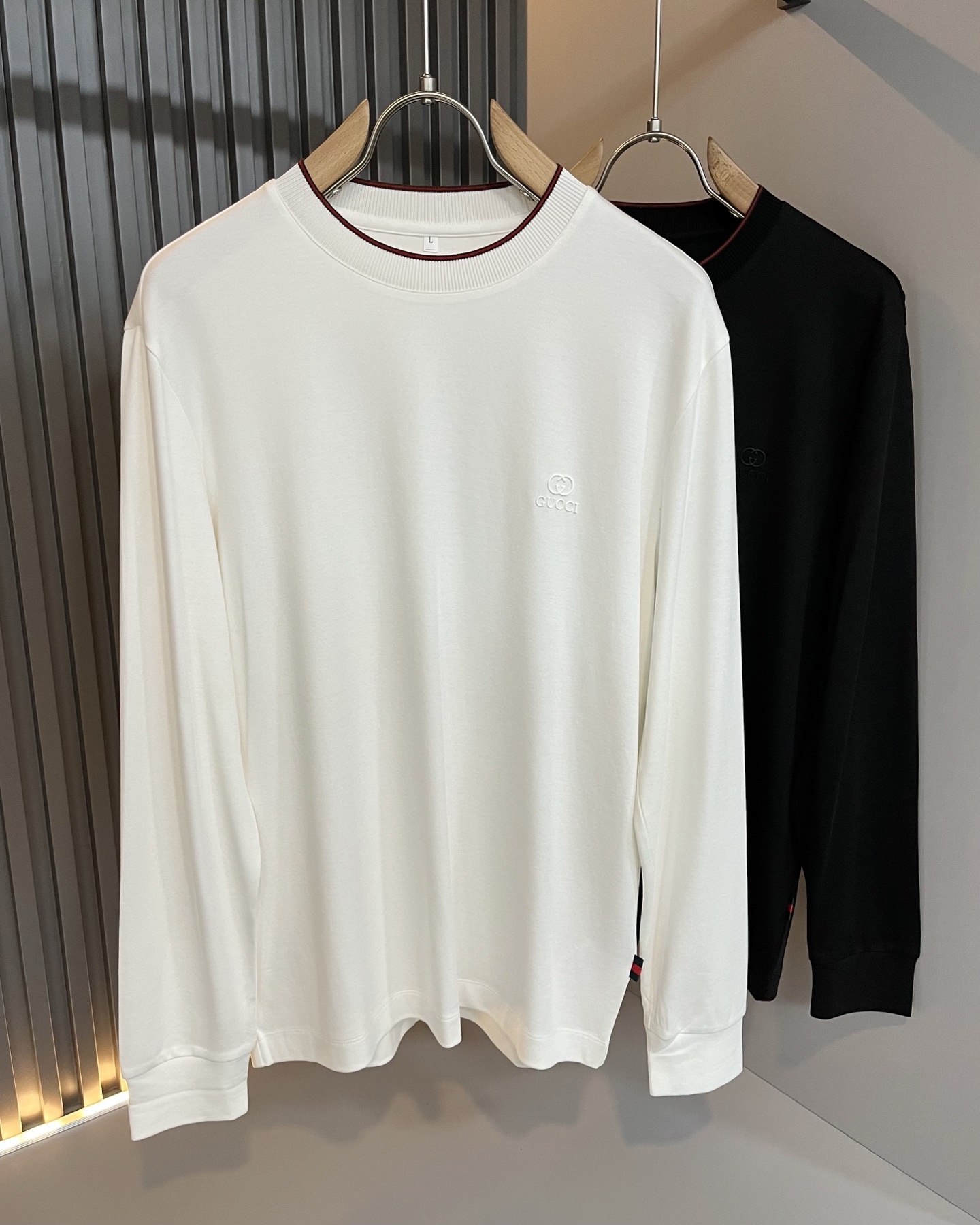 NO:526473,Gucc* Gujia New casual loose cotton round neck base shirt in autumn and winter!  Trading companies have sparse channels and are released on the official website at the same time!  The latest spring and summer series, classic fashion design elements, injecting full vitality into the new series. This T-shirt is carefully selected for imported cotton fabrics. The fabric feels skin-friendly and soft and delicate, and the body logo is glued!  It has an extremely comfortable and breathable wearing experience. The whole item is very eye-catching and fashionable, and is deeply loved by young people today!  The loose round neck cut is a neutral style regardless of age and gender, suitable for matching all the styles and looks you need in your daily life!  It is recommended to wear couple outfits to go out on the street to make it more pleasing to the eye!  Size M-3XL, gucci, gucci, tees, t-shirt, alexander wang19860909Gucc*古家 秋冬新款休闲宽松棉质圆领打底衫！贸易公司渠道稀出,同步官网发售 ！ 春夏最新系列,经典时尚设计元素,为全新系列注入满满活力,这款T恤衫用心甄选客供进口棉面料制成,面料手感亲肤柔软细腻,衣身logo压胶设计！拥有着无比舒适透气性的穿着体验,整件单品极具吸睛度与时尚感,深受当下年轻人的喜爱！基础宽松的圆领版型裁剪,不分年龄与性别的中性款式,适合搭配你日常所需的所有风格与造型！建议搭配情侣装出街会更为养眼出色！尺码M-3XL,,gucci,gucci,tees，t-shirt,alexander wang,Men's clothing