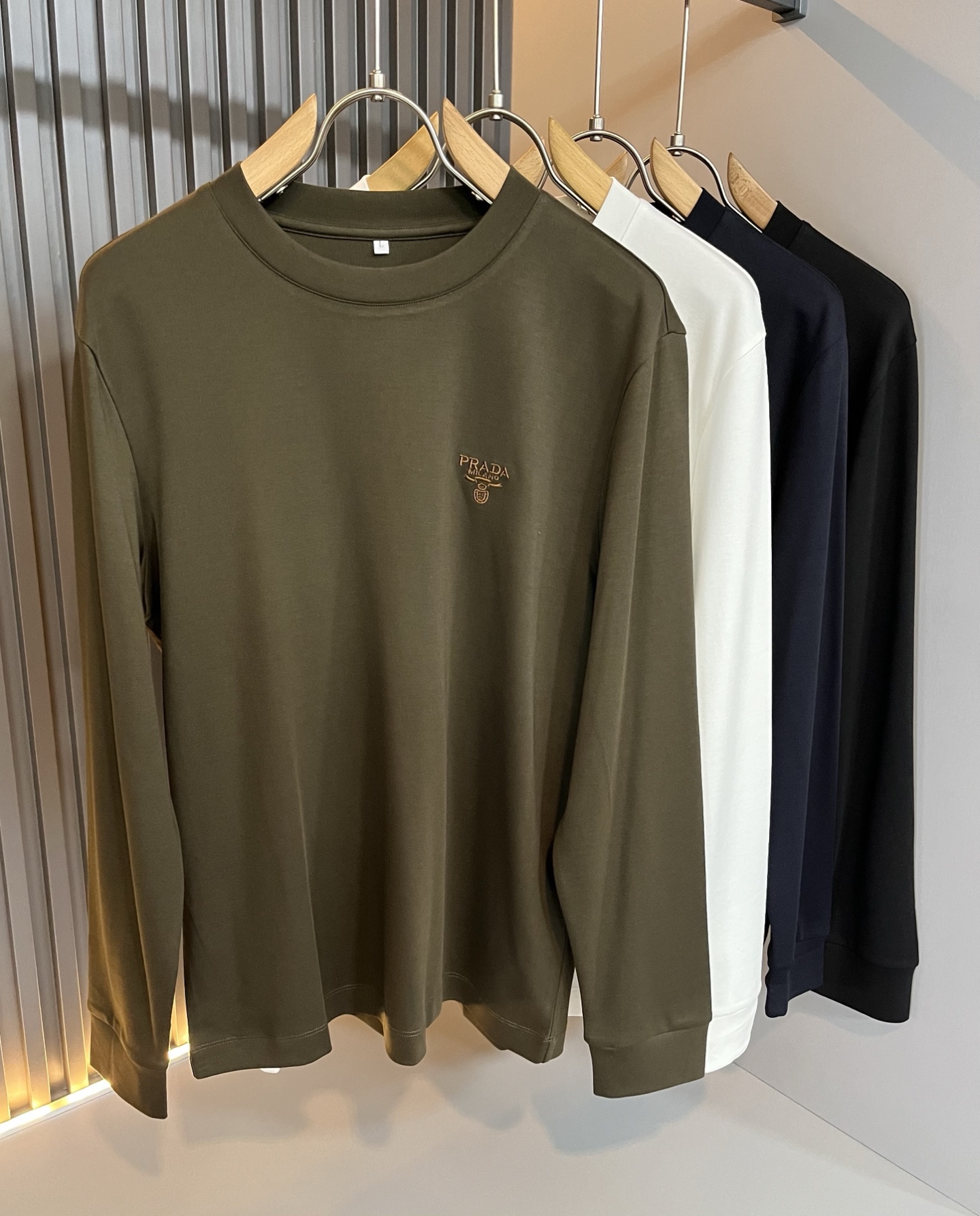 NO:525298,PRAD*A Pu*da autumn and winter new men's long-sleeved base shirt, the latest model is exclusively available on the entire network!  !  ~ It is classic and fashionable and versatile, who doesn’t like it? It will show the classic again. It is very pleasing to the eye and comes with a low luxury halo and recognition!  Pr*da's traditional brand concept and modern advanced technology are perfectly combined. Coupled with the extremely modern and simple design, P's exclusive logo pattern embroidery design!  Customized 100% imported pure cotton fabric!  The texture of this model is quite touching, the specifications and grades are known with tentacles. The degree of delicateness and breathability are top-notch!  Size M-3XL, prada, alexander wang19860909PRAD*A普*达秋冬新款男士长袖打底衫,最新款全网独家首上！！~既经典有时尚百搭,谁不爱啊,将经典再次展现,非常的耐看,自带低奢光环与辨识度！Pr*da传统的品牌理念和现代化的先进技术进行了完美结合.加上极其现代摩登风范的简约设计,p家专属logo图案刺绣设计！定制百分百进口纯棉面料！此款的质感相当感人 触手便知规格档次 细腻程度与透气效果堪称顶级！尺码M-3XL,,prada,alexander wang,Men's clothing