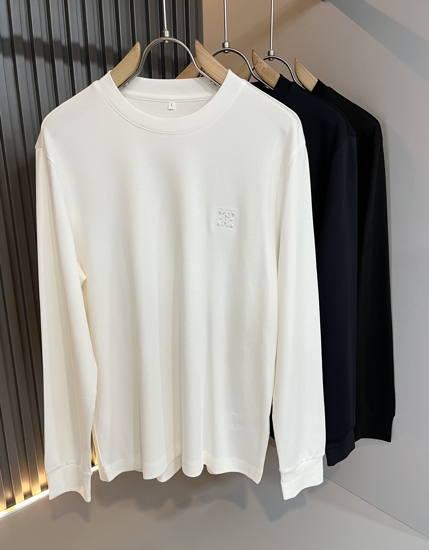 NO:526464,LOE*WE Luo*We are a new short-sleeved T-shirt for men and women in autumn and winter, an Italian original order channel, with a very personalized and high-end style, logo pattern glue pressing technology design!  Couple pure cotton short-sleeved T-shirt!  !  The latest fashion trends and popular products are here, and it is another simple and high-end fashion item. It is a fashion product with very high-end outfit charm. It is a must-have item for fashion trends!  Original Italian manufacturer channels, special-level orders, and released at the same time as Hong Kong, Macao and Taiwan buyers. This model is also the latest popular product of Luo Yiweijia this year and the most classic product. Its specifications and grades are beyond doubt!  !  The choice is very diverse, and it can be said that this model naturally has a fresh and natural feeling, showing the brand charm and high-end feeling. The texture of this model is very good, and the heavy weight and brilliant skin-friendliness that can be seen with hands are even better, and it is a complete enjoyment of wearing!  !  Size: M-3XL, loewe, loewe, T-shirt,tees, t-shirt,alexander wang19860909LOE*WE罗*威 秋冬新款男女同款短袖T恤,意大利原厂订单渠道,极具个性高级风,标志logo图案压胶工艺设计！情侣款纯棉短袖T恤！！最新时尚潮流人气产物驾到,又是一款简约高级的时尚单品,穿搭魅力十分高级不俗的时尚产物 ,时尚潮流必备单品！意大利原厂渠道,特供级别订单,同步港澳台买手店发布,此款也是罗意威家今年的最新人气产物,也是最经典的产物,其规格跟档次更是毋庸置疑！！ 选择极具多样化,言而喻此款自然具备那种清新自然的感觉,彰显品牌魅力与高级感,此款的质感十分的到位,用手可以感知的重磅跟出彩亲肤程度更是上佳,十足的穿着享受！！尺码: M-3XL,,loewe,loewe,T-shirt,tees，t-shirt,alexander wang,Men's clothing