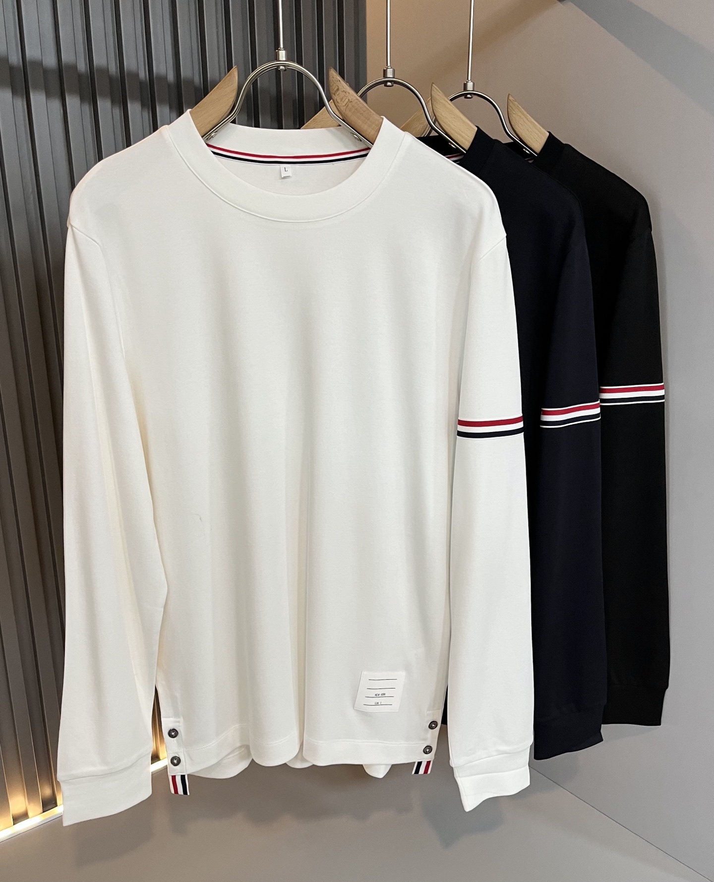 NO:524301,ThomBrow*e Tom*Long ~ New products in autumn and winter!  It is available at the same time on the official website. It has a casual classic base shirt, unique design charm, very high-end, simple but not simple, and a new model of ready-to-wear!  Selected fabrics from pure cotton, unique material, and design of the body logo!  Smooth and soft, textured, strong vertical feeling, smooth and not tight on the upper body, increasing dynamic vitality, harmonious and unified style, and ultimate craftsmanship. The side is very unique and tailored, very flavorful, delicate and comfortable to wear, showing sports vitality and exquisite details. Classic and perfect layout design, showing fashionable vitality in daily leisure life. Enhance men's charm and style and achieve high-end models. Size M-3XL, alexander wang19860909ThomBrow*e汤姆*朗 ~秋冬新品！官网同步有售,休闲经典打底衫,独特设计魅力,非常高端,简约不简单,成衣新典范！面料精选纯棉独特材质面料,衣身logo图案设计！手感光滑柔软,有质感,有很强的垂直感,上身爽滑不紧绷,增加动感活力,风格和谐统一,极致工艺水平.侧面非常独特裁剪设计风格,非常有味道,精致细腻,好穿舒适,展现运动活力,细节考究.经典完美版型设计,日常休闲生活中展现时尚活力.提升男士魅力格调,成就高端典范.尺码M-3XL,,alexander wang,Men's clothing