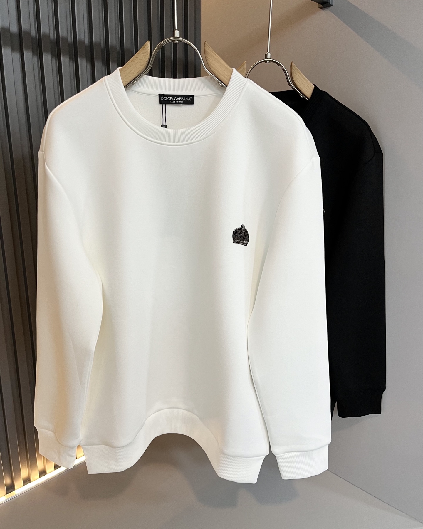 NO:525292,Dolce&Gabba*a New autumn and winter men and women's sweatshirts are available at the same time in the counter!  Customized exclusive cotton fabric, chest letter logo badge craft design!  Simple and generous, calm and versatile, extremely high-end, perfectly integrated with fashion and style, a top fashionable style that perfectly suits the outside wear!  The overall feeling is natural!  The ultimate classic versatile short-sleeved T-shirt uses the latest three-dimensional logo elements to highlight the concave and convex texture!  The ultimate perfection of heavy industry!  Fans who pursue high quality are please buy them by themselves, and all fans who know the goods are invited to appreciate this model together!  !  Size M-3XL, Dolce & Gabbana, Dolce & Gabbana, hoodie, sweatshirts, T-shirt, tees, t-shirt, alexander wang19860909Dolce&Gabba*a 杜嘉*纳秋冬新款男女同款卫衣,专柜同步发售！定制专属纯棉面料,胸前字母logo徽章工艺设计！简约大方,从容百搭,档次极高,完美融入时尚还有风情感一款完美符合外穿的顶尖时髦气质款！整体给人浑然天成的感觉！极致经典的百搭型短袖T恤,采用最新的立体logo元素凸显凹凸质感！极致的重工极致的完美！追求高品质的粉丝们请自行抢购,诚邀所有识货的粉丝一同鉴赏此款！！尺码M-3XL,,Dolce&Gabbana,Dolce&Gabbana,hoodie,sweatshirts,T-shirt,tees，t-shirt,alexander wang,Men's clothing