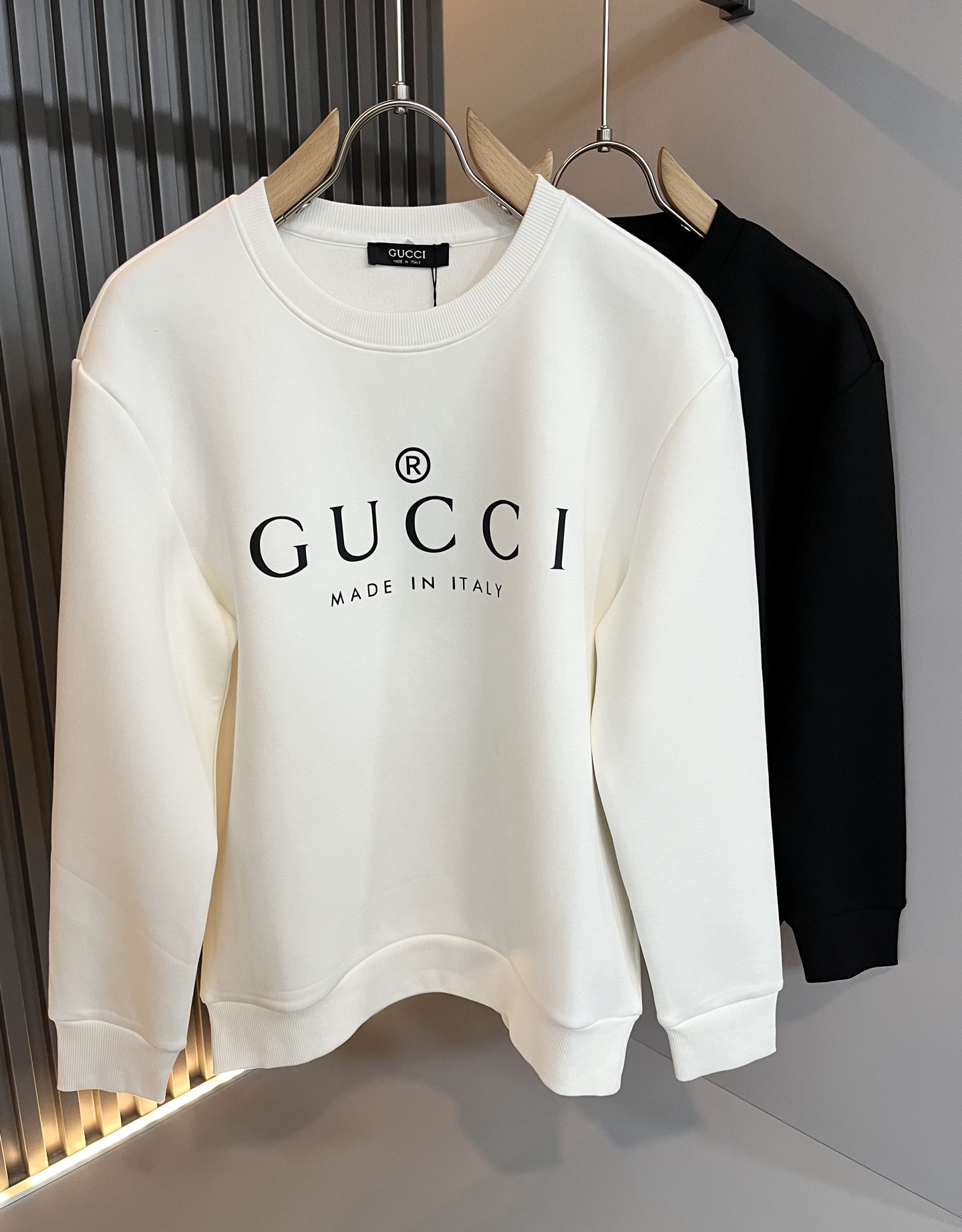 NO:524322,Gucc* Gujia autumn and winter latest series basic round neck sweatshirts for men and women, the same style for men and women!  Trading companies have sparse channels and are released on the official website at the same time!  New fashion elements design!  Print design for chest logo elements!  Injecting full vitality into the new series, this sweatshirt is carefully selected for imported cotton fabrics. The fabric feels skin-friendly and soft and delicate, and has an extremely comfortable and breathable wearing experience. The whole item is very eye-catching and fashionable, and is deeply loved by young people today!  The loose round neck cut is a neutral style regardless of age and gender, suitable for matching all the styles and looks you need in your daily life!  It is recommended to wear couple outfits to go out on the street to make it more pleasing to the eye!  Size: M-3XL, gucci, gucci, hoodie, sweatshirts, alexander wang19860909Gucc*古家秋冬最新系列基础圆领男女同款卫衣,男女同款！贸易公司渠道稀出,同步官网发售 ！ 新时尚元素设计！胸前logo元素印花设计！为全新系列注入满满活力,这款卫衣用心甄选客供进口棉面料制成,面料手感亲肤柔软细腻,拥有着无比舒适透气性的穿着体验,整件单品极具吸睛度与时尚感,深受当下年轻人的喜爱！基础宽松的圆领版型裁剪,不分年龄与性别的中性款式,适合搭配你日常所需的所有风格与造型！建议搭配情侣装出街会更为养眼出色！尺码:M-3XL,,gucci,gucci,hoodie,sweatshirts,alexander wang,Men's clothing