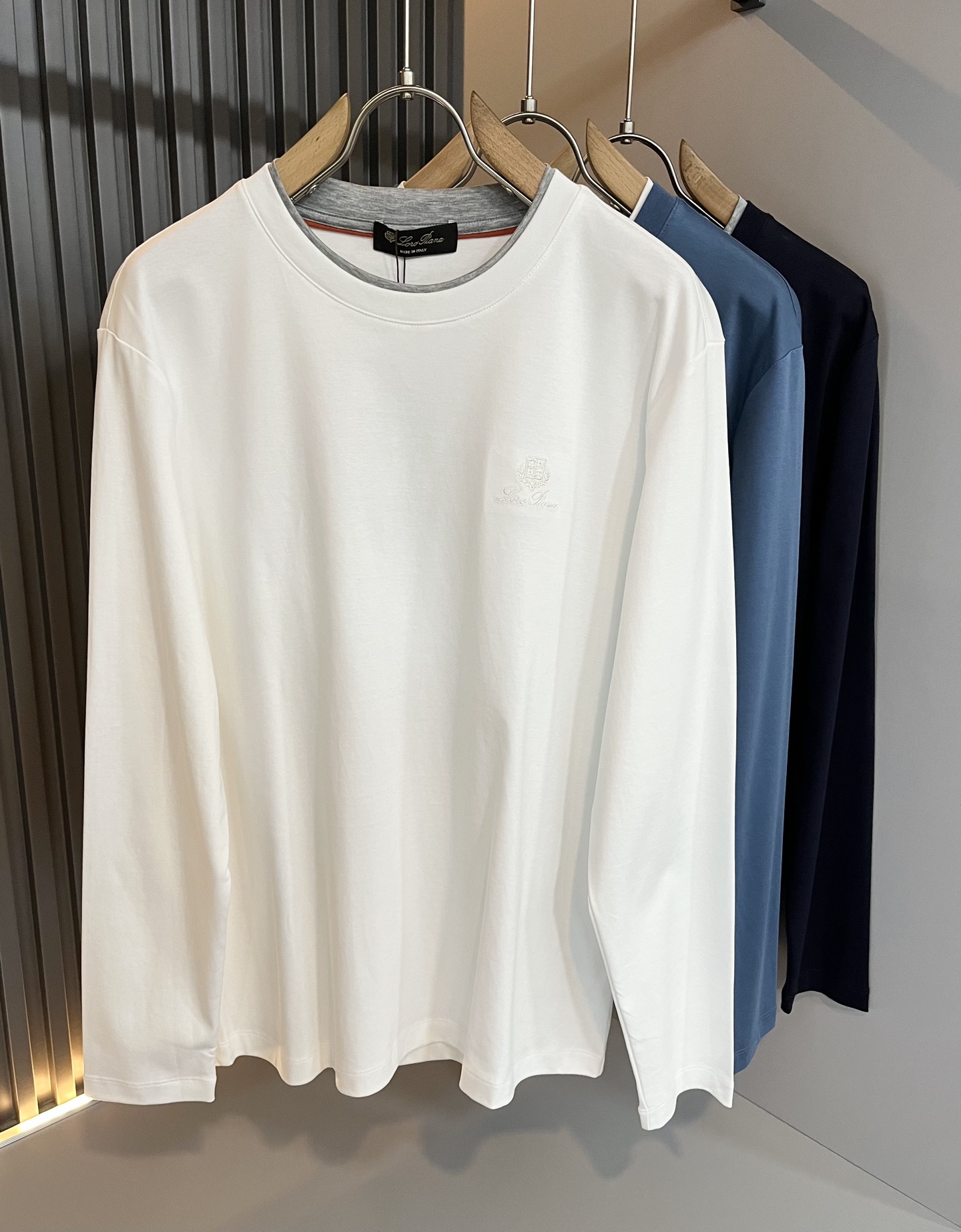 NO:524308,Loro Piana Nuoyou Pianya The latest trade order base shirt for men in autumn and winter, all the quality!  !  Embroidery design with logo pattern!  Customized baby sued fabric!  The upper body is comfortable and breathable, not stiff, and the overall three-dimensional feeling is rich, with quality export orders, customized exclusive baby sued fabric tailoring to meet the simple needs of commuters for dressing. The upper body is very effective, it looks slim and not picky about the figure. The fabric workmanship... Improper, good craftsmanship can make you look good and tasteful, a must-have item for everyone!  Size M-3XL, loro piana, alexander wang19860909Loro Piana诺悠翩雅 秋冬男士最新的贸易订单打底衫,全品相！！采用logo图案刺绣设计！定制婴儿绒面料！上身舒适透气,不僵硬,整体有着丰富的立体感,品质出口订单,定制专属婴儿绒面料剪裁,满足通勤人们对于着装的简约需求,上身效果很好,显瘦,不挑剔身材.面料做工....无可挑剔,好工艺好面料才能穿出好品味一款,人手必备单品！尺码M-3XL,,loro piana,alexander wang,Men's clothing