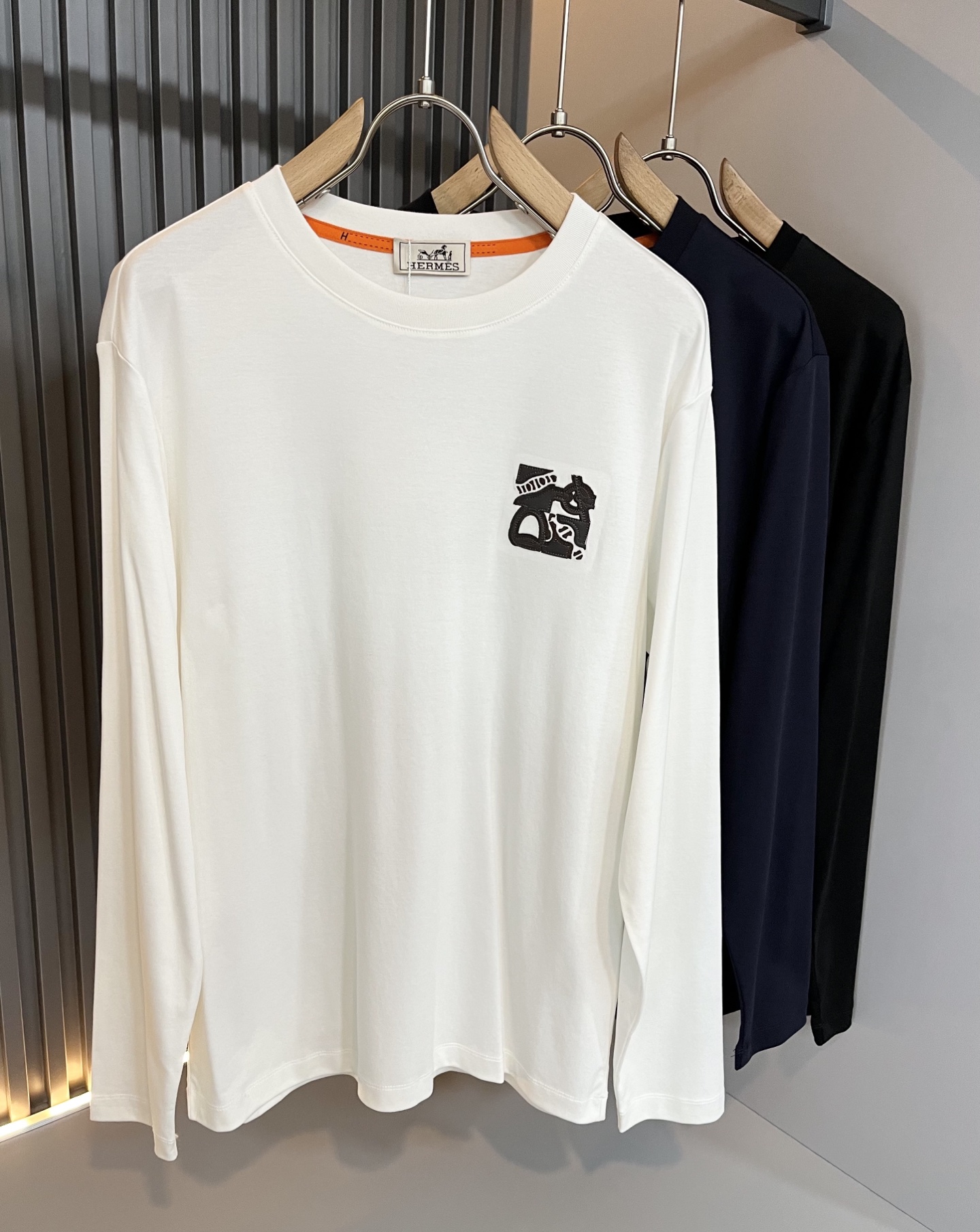 NO:524331,Her*mes autumn and winter new men's long-sleeved base T-shirt, a brand new upgraded versatile basic style, low-key and luxurious, and a choice of character!  Select high-quality and selected pure cotton fabrics!  Created, enjoy a relaxed and comfortable wearing experience, with super vertical performance, and has a strong sense of art. The iconic logo embroidery craftsmanship is designed with meticulous craftsmanship and high recognition, showing the new brand micro-label culture!  Classic perfect design, precise and in place for cutting. Simple and atmospheric style, and can show fashionable charm in daily leisure life. Size M-3XL, tees, t-shirt, alexander wang19860909Her*mes爱*仕秋冬新款男士长袖打底T恤,全新升级百搭基础款,低调奢华,品格之选！甄选优质精选纯棉面料！打造而成,享受轻松自在的穿着体验,有着超强的垂直性能 艺术感极强标志性logo刺绣工艺设计,工艺细致,辨识度极高,展现全新品牌微标文化！经典完美版型设计,在裁剪上精准到位.简约大气风格,又能在日常休闲生活中展现时尚魅力.尺码M-3XL,,tees，t-shirt,alexander wang,Men's clothing