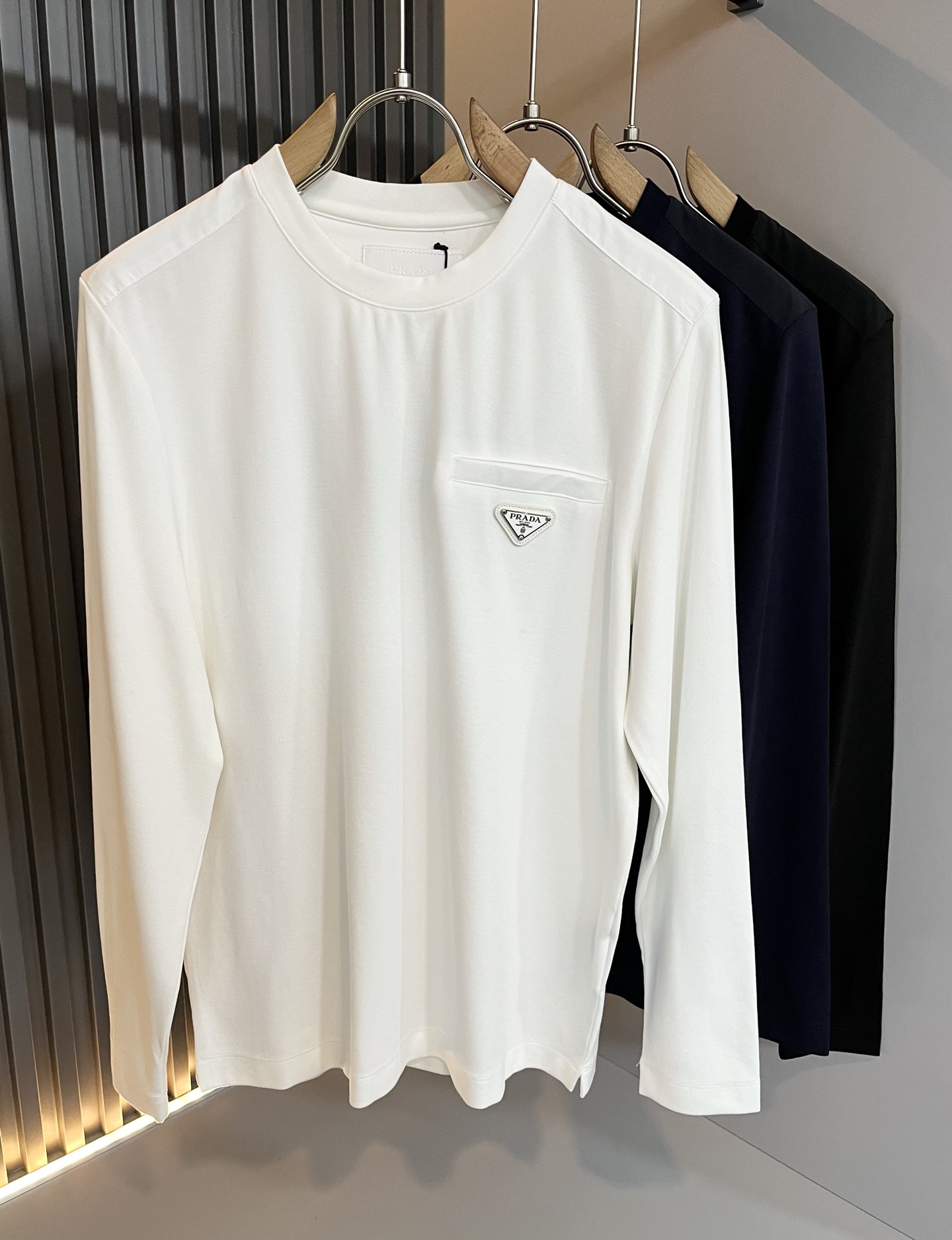 NO:526479,PRAD*A Pu*da autumn and winter new men's long-sleeved base shirt, the latest model is exclusively available on the entire network!  !  ~ It is classic and fashionable and versatile, who doesn’t like it? It will show the classic again. It is very pleasing to the eye and comes with a low luxury halo and recognition!  Pr*da's traditional brand concept and modern advanced technology are perfectly combined. Coupled with the extremely modern and simple design, the P-family exclusive logo pattern badge design!  Customized 100% imported lint cotton fabric!  The texture of this model is quite touching, the specifications and grades are known with tentacles. The degree of delicateness and breathability are top-notch!  Size M-3XL, prada, alexander wang19860909PRAD*A普*达秋冬新款男士长袖打底衫,最新款全网独家首上！！~既经典有时尚百搭,谁不爱啊,将经典再次展现,非常的耐看,自带低奢光环与辨识度！Pr*da传统的品牌理念和现代化的先进技术进行了完美结合.加上极其现代摩登风范的简约设计,p家专属logo图案徽章设计！定制百分百进口绒棉面料！此款的质感相当感人 触手便知规格档次 细腻程度与透气效果堪称顶级！尺码M-3XL,,prada,alexander wang,Men's clothing