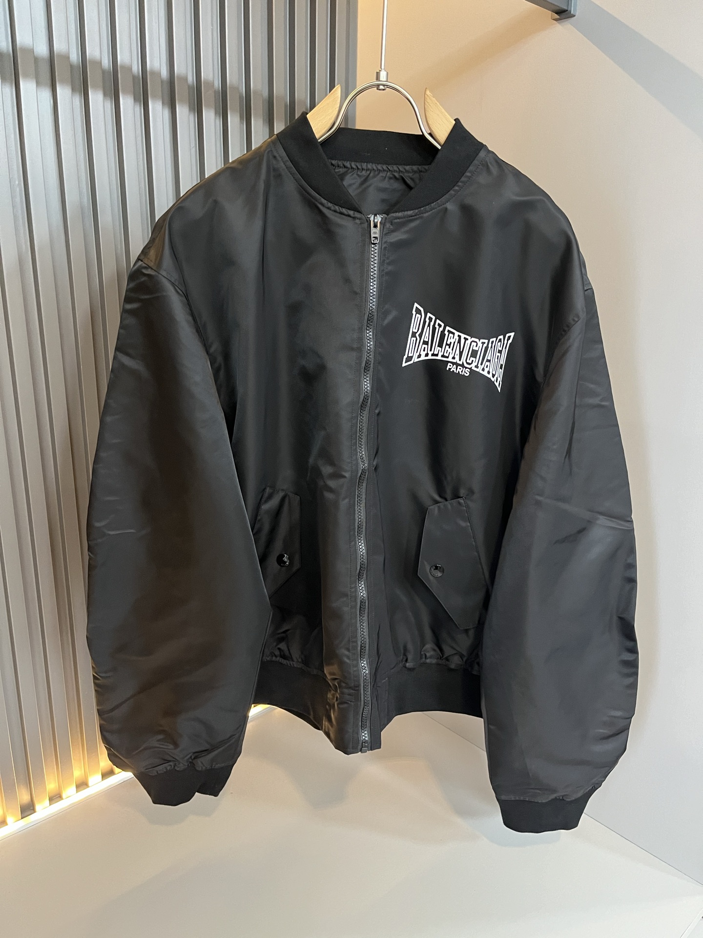 NO:524313,BALENCI*GA Paris* Home Autumn and Winter Casual Jackets, the latest fashionable casual suits, trading company channels are rare, and they are released on the official website at the same time. The most anticipated high-quality products of the male gods and goddesses are coming, making you feel what it means to be truly high and luxurious! The upper body is comfortable, light and not stuffy, and customized polyester fiber fabric!  Give you the most enjoyable dressing experience!  Logo glue pressing pattern design!  Perfectly enhance the overall sense of luxury and class, and you can get a high-end luxury atmosphere at a glance! The basic conventional hooded jacket style cut is versatile and simple, and it is easy to deal with various occasions and environments. It is undoubtedly a must-have item for daily commuting! Size M-2XL, balenciaga, jackets & coats, jackets & coats, hats, alexander wang19860909BALENCI*GA巴黎*家 秋冬休闲夹克外套,最新时尚休闲套装,贸易公司渠道稀出,同步官网发售,男神女神最为期待的精品狠货重磅来袭,让你感受到什么叫真正的高奢有内涵!上身舒适轻盈不闷热, 定制聚酯纤维面料！给你最为享受的穿着体验！Logo压胶图案设计！完美提升了整体的奢华档次感,一眼就能Get到的高端奢华气息!基础常规的连帽夹克版型裁剪,上身百搭简约不挑人,轻松应对各种场合与环境,属于日常通勤必备的臻品无疑!尺码M-2XL,,balenciaga,jackets & coats,jackets & coats,hats,alexander wang,Men's clothing