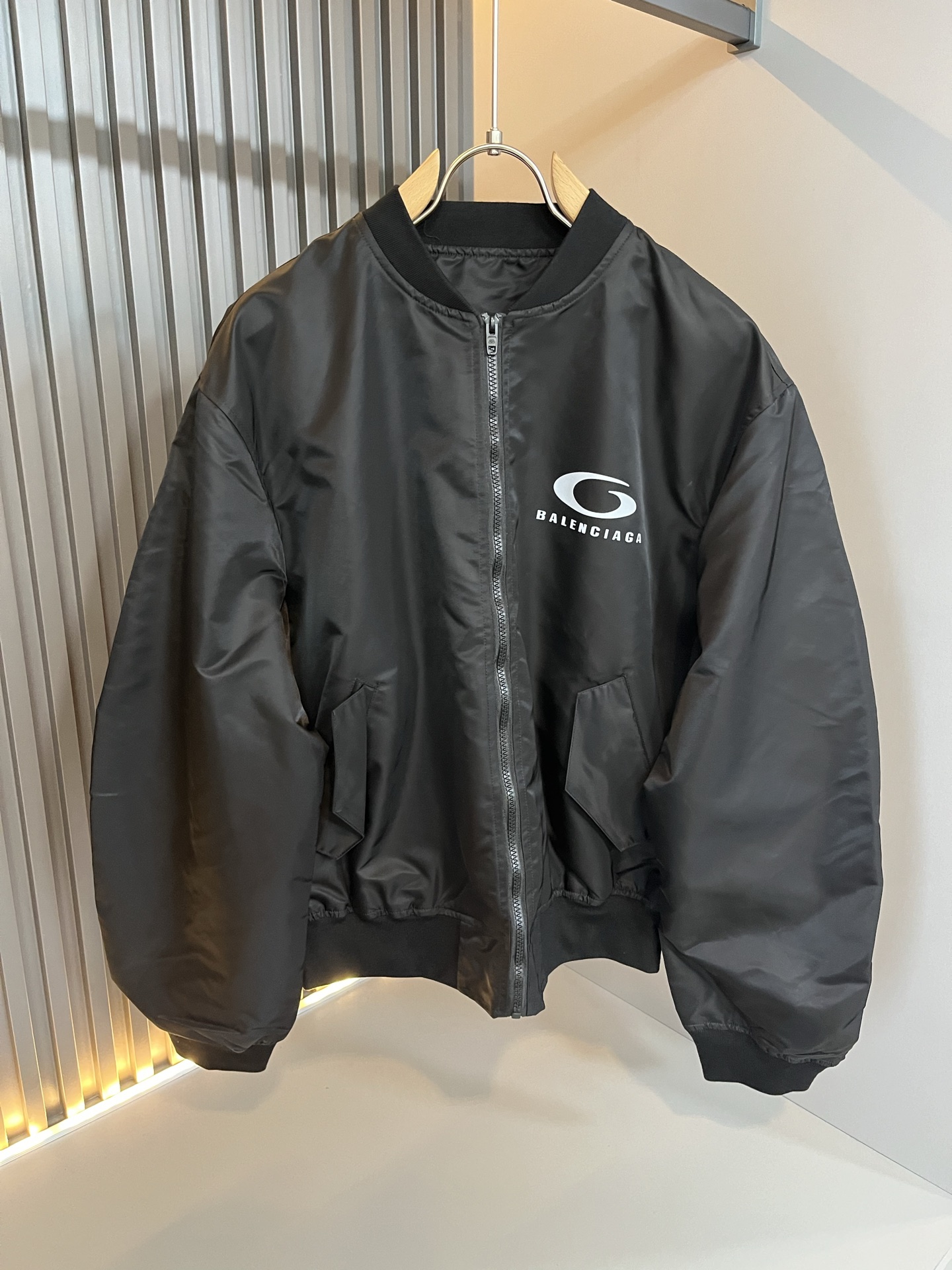 NO:524319,BALENCI*GA Paris* Home Autumn and Winter Casual Jackets, the latest fashionable casual suits, trading company channels are rare, and they are released on the official website at the same time. The most anticipated high-quality products of the male gods and goddesses are coming, making you feel what it means to be truly high and luxurious! The upper body is comfortable, light and not stuffy, and customized polyester fiber fabric!  Give you the most enjoyable dressing experience!  Logo glue pressing pattern design!  Perfectly enhance the overall sense of luxury and class, and you can get a high-end luxury atmosphere at a glance! The basic conventional hooded jacket style cut is versatile and simple, and it is easy to deal with various occasions and environments. It is undoubtedly a must-have item for daily commuting! Size M-2XL, balenciaga, jackets & coats, jackets & coats, hats, alexander wang19860909BALENCI*GA巴黎*家 秋冬休闲夹克外套,最新时尚休闲套装,贸易公司渠道稀出,同步官网发售,男神女神最为期待的精品狠货重磅来袭,让你感受到什么叫真正的高奢有内涵!上身舒适轻盈不闷热, 定制聚酯纤维面料！给你最为享受的穿着体验！Logo压胶图案设计！完美提升了整体的奢华档次感,一眼就能Get到的高端奢华气息!基础常规的连帽夹克版型裁剪,上身百搭简约不挑人,轻松应对各种场合与环境,属于日常通勤必备的臻品无疑!尺码M-2XL,,balenciaga,jackets & coats,jackets & coats,hats,alexander wang,Men's clothing