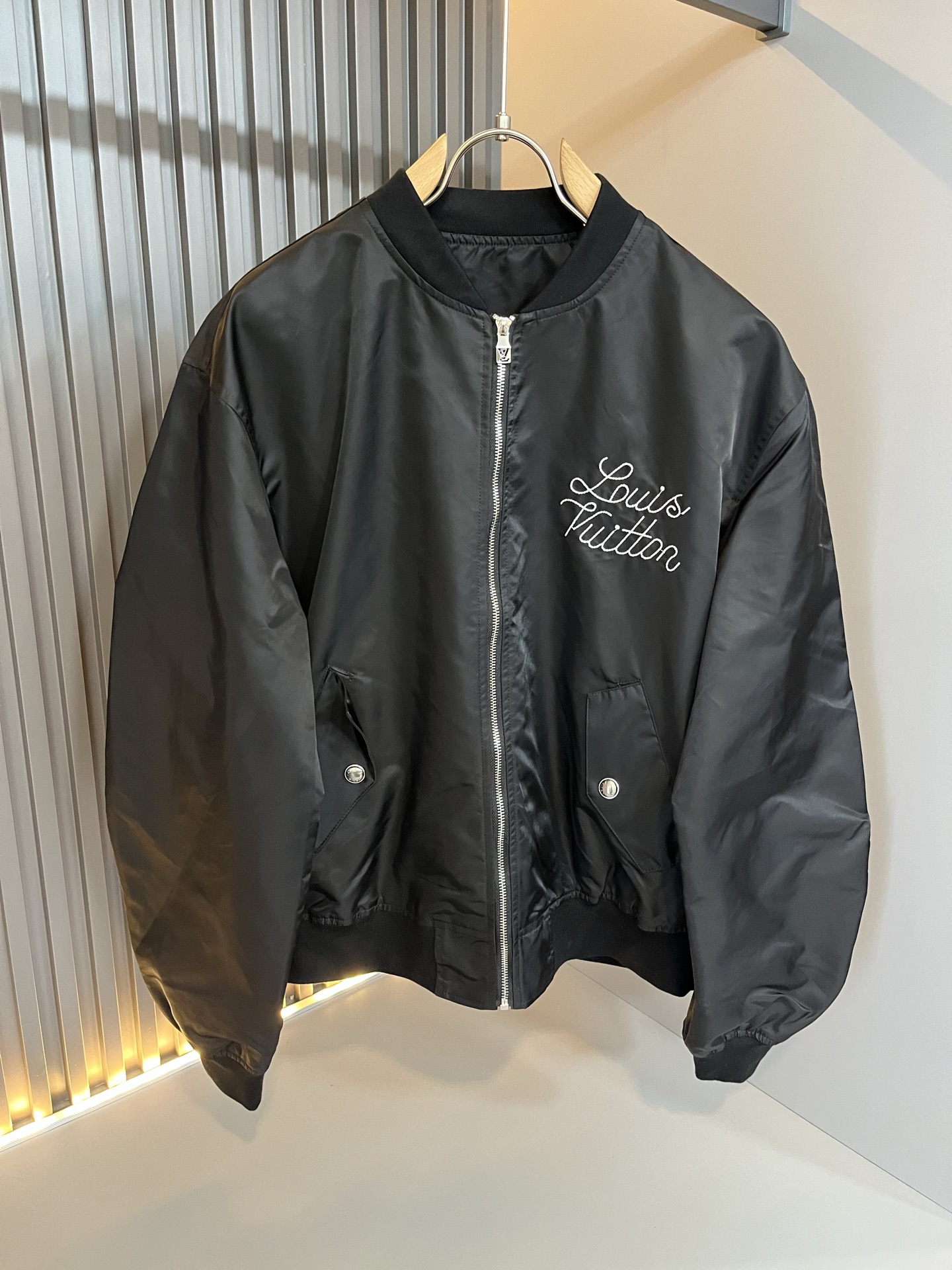 NO:527654,LouisVuitt*Louis*Deng's latest autumn and winter jacket, three-dimensional logo pattern embroidery design!  !  Trading company channels are even very scarce and difficult to encounter, a high-end luxury product that is hard to find!  This jacket is made of customized high-density nylon material, and the fabric is excellent in color and performance!  While modifying the neck lines, it brings a sense of ability and simplicity!  The loose style covers the flesh and makes you look slim, and it changes the brand's traditional business sense and adds a trendy atmosphere. V's masterpieces in autumn and winter, hurry up and buy them!  Size M-2XL, louis vuitton,louis vuitton,jackets & coats,jackets & coats,alexander wang19860909LouisVuitt*路易*登 秋冬新品最新款夹克外套,立体logo图案刺绣设计！！贸易公司渠道,甚至到非常稀缺很难遇到,一件难求的高奢臻品！本款夹克选用客供定制高密度尼龙材质打造,面料无论是配色或是性能都相当出色！修饰颈部线条的同时有带来了一件干练和率性感！宽松的版型,上身遮肉显瘦,且一改品牌传统的商务感,增添了一份潮流气息,V家秋冬季的杰作,抓紧抢购哦！尺码M-2XL,,louis vuitton,louis vuitton,jackets & coats,jackets & coats,alexander wang,Men's clothing