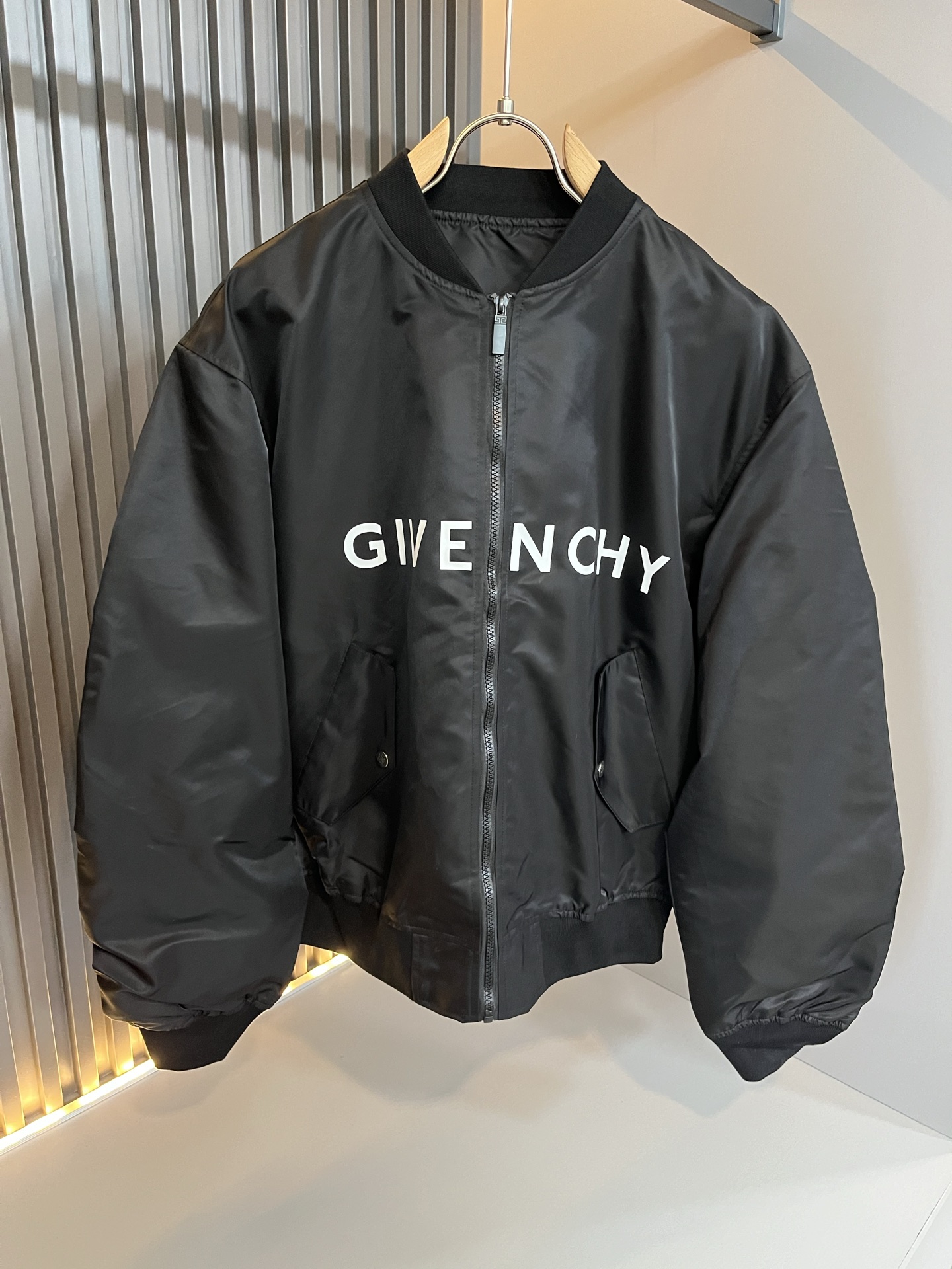 NO:524328,Giv*chy/Ji*xi's new men's and lesbian long-sleeved jackets in autumn and winter, the creator's fashion injects new fashion energy. By exploring various themes and sexy charm, it is highly recognizable and leads the new street fashion trend. This model is the exclusive outstanding design element of G's family, design logo pattern printing design!  Perfect fusion, clear and restored patterns, showing the elegant style of the brand. The original polyester fiber material is made of tight and high-end fabric, and the upper body can be easily controlled, showing the casual and fashionable charm. Size M-2XL, gucci, jackets & coats, jackets & coats, alexander wang19860909Giv*chy/纪*希秋冬新款男女同款长袖夹克外套,主创时尚注入了全新时尚能量.通过探索各种题材和性感魅力,极具辨识度,引领全新街头时尚潮流.该款是G家独家的出彩设计元素,设计标识logo图案印花设计！完美融合,图案清晰还原度极高,彰显品牌优雅格调.选用原版聚酯纤维材质,面料紧实高级,上身均可轻松驾驭,展现休闲自在时尚魅力.尺码M-2XL,,gucci,jackets & coats,jackets & coats,alexander wang,Men's clothing