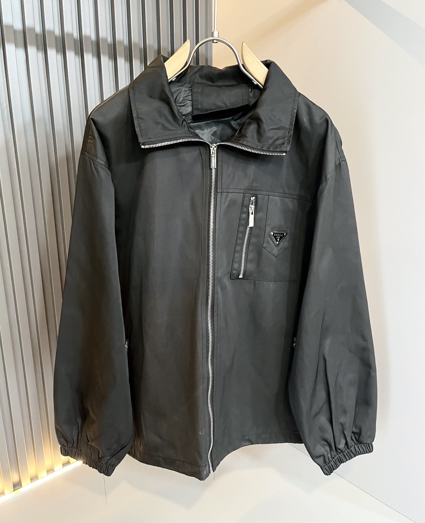 NO:524325,PRAD*A PLA Autumn and Winter Casual Jacket, the latest fashionable casual zipper jacket, fashionable jacket! Trading company channels are rare and it is released on the official website. The most anticipated high-quality products of the male god are coming, making you feel what it means to be truly high and luxurious! This jacket is made of light and thin technical fabrics specially customized by P home. The surface is neat and smooth and shiny. The texture is obvious through the screen. The upper body is comfortable, light and not stuffy, giving you the most enjoyable wearing experience!  Exquisite logo pattern glue pressing design!  Perfectly enhance the overall sense of luxury and class, and you can get a high-end luxury atmosphere at a glance! Basic regular jacket style cut, versatile and simple upper body, not picky, easy to deal with various occasions and environments, is undoubtedly a must-have item for daily commuting! Size M~2XL, prada, jackets & coats, jackets & coats, alexander wang19860909PRAD*A普*达秋冬休闲夹克外套,最新时尚休闲拉链夹克,时尚夹克外套!贸易公司渠道稀出,同步官网发售,男神最为期待的精品狠货重磅来袭,让你感受到什么叫真正的高奢有内涵!此款夹克外套选用了P家专业定制的轻薄科技面料制成,表面整洁光滑且富有光泽,质感透过屏幕都显而易 见,上身舒适轻盈不闷热, 给你最为享受的穿着体验！精致logo图案压胶设计！完美提升了整体的奢华档次感,一眼就能Get到的高端奢华气息!基础常规的夹克版型裁剪,上身百搭简约不挑人,轻松应对各种场合与环境,属于日常通勤必备的臻品无疑!尺码M～2XL,,prada,jackets & coats,jackets & coats,alexander wang,Men's clothing