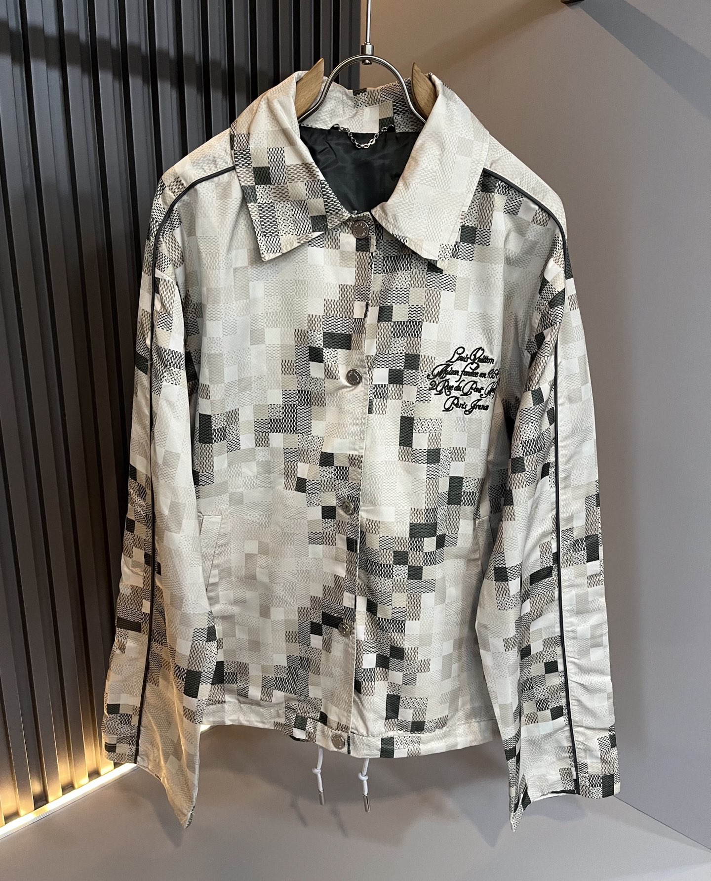 NO:524305,LouisVuitt*Louis*Deng's latest autumn and winter jacket, three-dimensional logo pattern embroidery design!  !  Trading company channels are even very scarce and difficult to encounter, a high-end luxury product that is hard to find!  This jacket is made of customized high-density nylon material, and the fabric is excellent in color and performance!  While modifying the neck lines, it brings a sense of ability and simplicity!  The loose style covers the flesh and makes you look slim, and it changes the brand's traditional business sense and adds a trendy atmosphere. V's masterpieces in autumn and winter, hurry up and buy them!  Size M-2XL, louis vuitton,louis vuitton,jackets & coats,jackets & coats,alexander wang19860909LouisVuitt*路易*登 秋冬新品最新款夹克外套,立体logo图案刺绣设计！！贸易公司渠道,甚至到非常稀缺很难遇到,一件难求的高奢臻品！本款夹克选用客供定制高密度尼龙材质打造,面料无论是配色或是性能都相当出色！修饰颈部线条的同时有带来了一件干练和率性感！宽松的版型,上身遮肉显瘦,且一改品牌传统的商务感,增添了一份潮流气息,V家秋冬季的杰作,抓紧抢购哦！尺码M-2XL,,louis vuitton,louis vuitton,jackets & coats,jackets & coats,alexander wang,Men's clothing