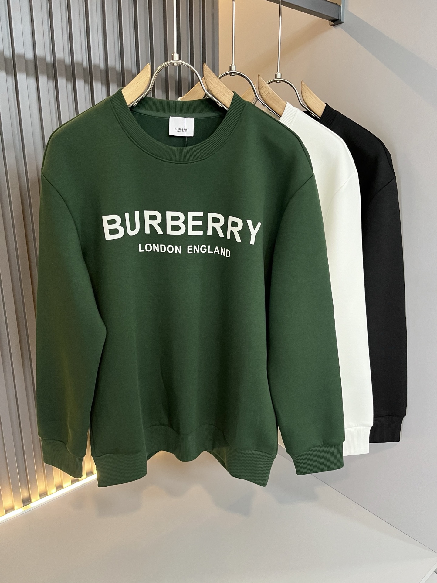 NO:524302,BURBER*Y Ba*li, the new autumn and winter style of men and women, is the basic casual and versatile cotton round-neck sweatshirt, with rare channels for trading companies and is released on the official website at the same time!  Fitting logo design!  Cute and playful and refreshing and clean!  This T-shirt is made of imported pure cotton. The materials used by B are still unscrupulous. It has a thin, soft and delicate feel, skin-friendly and breathable, giving you the most ultimate and comfortable wearing experience!  The top digital direct injection printing process is perfectly integrated with the fabric, very light and breathable, without glue texture!  Basic regular style cutting, perfect for daily casual wear, so hurry up and buy it!  Size M-3XL, Burberry, hoodie, sweatshirts, tees, t-shirt, alexander wang19860909BURBER*Y巴*莉 秋冬新款男女同款基础休闲百搭棉质圆领卫衣,贸易公司渠道稀出,同步官网发售！衣身logo压绒设计！可爱俏皮又带有一种清爽又干净的感觉！此款T恤衫甄选客供进口纯棉材质制作而成,B家的用料上依然是无法挑剔的,轻薄柔软细腻的手感,亲肤透气、给你最极致舒爽的穿着体验！顶级数码直喷印花工艺,与面料完美融合为一体,非常的轻薄透气,没有胶质感！基础常规的版型裁剪,日常休闲着穿的完美之选,还不赶紧入手！尺码M-3XL,,burberry,hoodie,sweatshirts,tees，t-shirt,alexander wang,Men's clothing