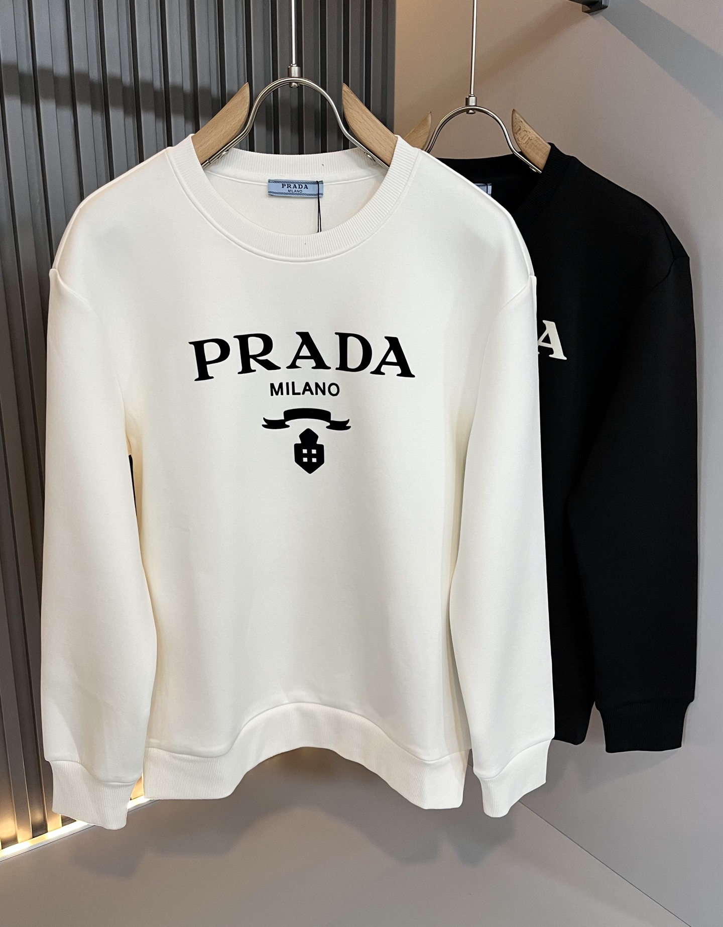 NO:524310,PRAD*A Pu*da autumn and winter new men and women's same long-sleeved sweatshirt, the latest model is exclusively available on the entire network!  !  ~ It is classic and fashionable and versatile, who doesn’t like it? It will show the classic again. It is very pleasing to the eye and comes with a low luxury halo and recognition!  Pr*da's traditional brand concept and modern advanced technology are perfectly combined. Coupled with the extremely modern and modern minimalist design, P's exclusive three-dimensional logo pattern velvet design!  Customized 100% imported pure cotton fabric!  The texture of this model is quite touching, the specifications and grades are known with tentacles. The degree of delicateness and breathability are top-notch!  Size M-3XL, prada, hoodie, sweatshirts, alexander wang19860909PRAD*A普*达秋冬新款男女同款长袖卫衣,最新款全网独家首上！！~既经典有时尚百搭,谁不爱啊,将经典再次展现,非常的耐看,自带低奢光环与辨识度！Pr*da传统的品牌理念和现代化的先进技术进行了完美结合.加上极其现代摩登风范的简约设计,p家专属立体logo图案压绒设计！定制百分百进口纯棉的面料！此款的质感相当感人 触手便知规格档次 细腻程度与透气效果堪称顶级！尺码M-3XL,,prada,hoodie,sweatshirts,alexander wang,Men's clothing