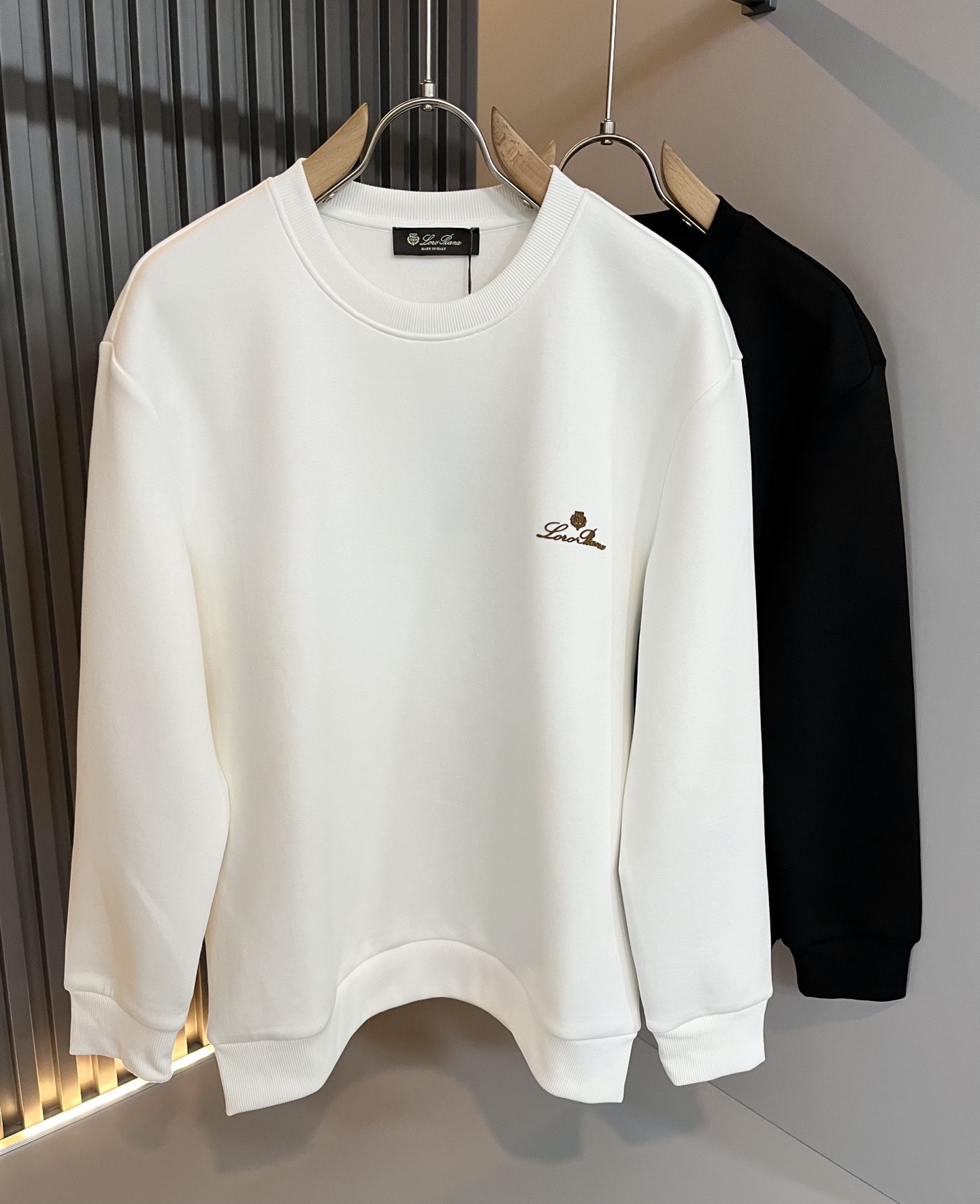 NO:525295,Loro Piana Nuoyou Pianya New autumn and winter men's sweatshirts, foreign trade company orders!  Customer-supplied pure cotton and cotton material, one of the classic proprietary fabrics!  Chest glue-press logo pattern design!  The texture is light, soft and delicate, but the shape is straight and stylish!  Adopt multi-layer structure and windproof performance. Details and ultimate luxury... Perfectly interpret high-quality quality. Size M-3XL, loro piana, hoodie, sweatshirts, alexander wang19860909Loro Piana诺悠翩雅 秋冬新品男士卫衣,外贸公司订单！客供纯棉棉材质,经典的专有织物之一！ 胸前压胶logo图案设计！质地轻盈、触感又柔软细腻、但型态又笔挺有型！ 采用多层结构、具备防风性能. 细节、奢华极致… 完美演绎高品质品相.尺码M-3XL,,loro piana,hoodie,sweatshirts,alexander wang,Men's clothing