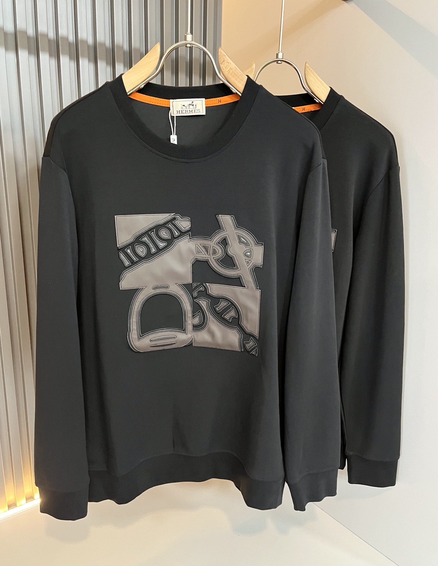 NO:524304,Her*mes ASUS autumn and winter new men's and women's sweatshirts, a brand new upgraded versatile basic style, low-key and luxurious, and a choice of character!  Made of high-quality selected pure cotton, it has good moisture absorption, comfortable and breathable, enjoys a relaxed and comfortable wearing experience, with super vertical performance. It has a strong sense of art. The iconic logo embroidery design is exquisite in craftsmanship and high recognition, showing the new brand micro-label culture!  Classic perfect style design, precise and in place for cutting. Simple and atmospheric style, and can show fashionable charm in daily leisure life. Size M-3XL, hoodie, sweatshirts, alexander wang19860909Her*mes爱*仕秋冬新款男女同款卫衣,全新升级百搭基础款,低调奢华,品格之选！甄选优质精选纯棉打造而成,吸湿性好,舒适透气,享受轻松自在的穿着体验,有着超强的垂直性能 艺术感极强标志性logo刺绣设计,工艺细致,辨识度极高,展现全新品牌微标文化！经典完美版型设计,在裁剪上精准到位.简约大气风格,又能在日常休闲生活中展现时尚魅力.尺码M-3XL,,hoodie,sweatshirts,alexander wang,Men's clothing