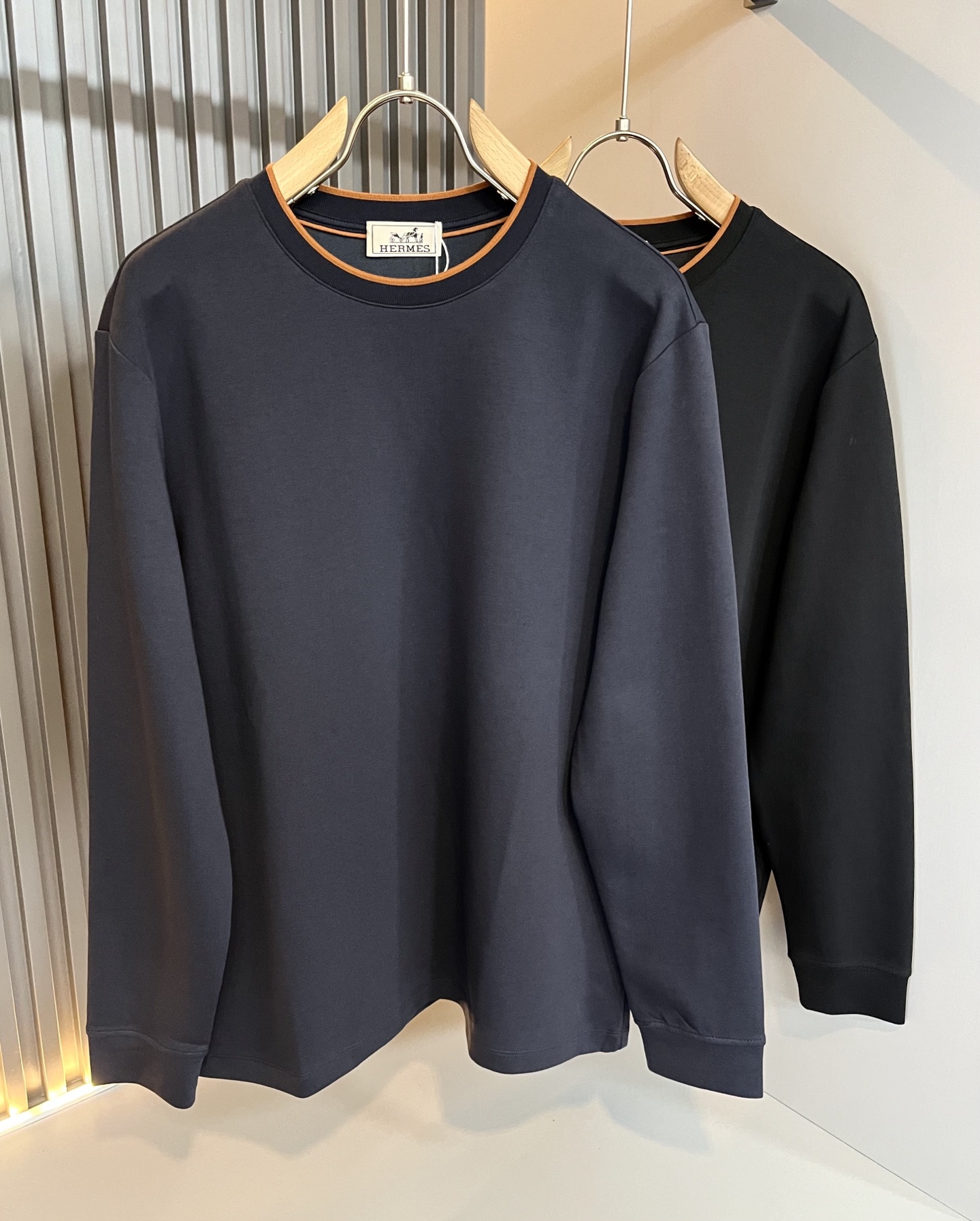 NO:526458,Her*mes autumn and winter new men's long-sleeved base T-shirt, a brand new upgraded versatile basic style, low-key and luxurious, and a choice of character!  Select high-quality and selected pure cotton fabrics!  Created, enjoy a relaxed and comfortable wearing experience, with super vertical performance, strong artistic sense of neckline design, meticulous craftsmanship, extremely recognizable, showing the new brand micro-label culture!  Classic perfect design, precise and in place for cutting. Simple and atmospheric style, and can show fashionable charm in daily leisure life. Size M-3XL, tees, t-shirt, alexander wang19860909Her*mes爱*仕秋冬新款男士长袖打底T恤,全新升级百搭基础款,低调奢华,品格之选！甄选优质精选纯棉面料！打造而成,享受轻松自在的穿着体验,有着超强的垂直性能 艺术感极强领口设计,工艺细致,辨识度极高,展现全新品牌微标文化！经典完美版型设计,在裁剪上精准到位.简约大气风格,又能在日常休闲生活中展现时尚魅力.尺码M-3XL,,tees，t-shirt,alexander wang,Men's clothing