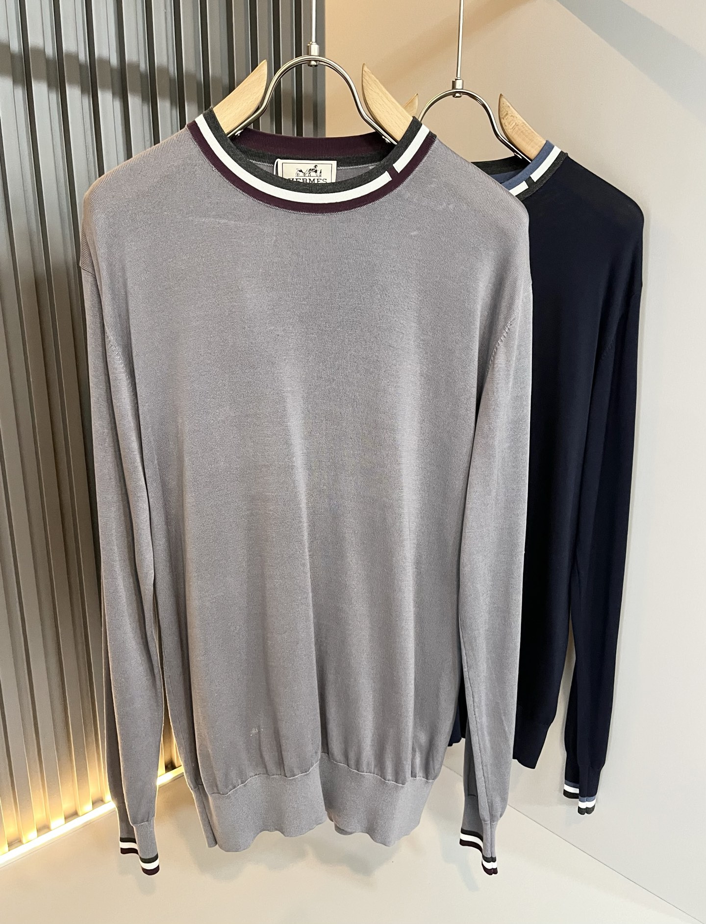 NO:525308,Her*mes AXS autumn and winter new men's sweater, a new upgraded versatile basic style, low-key and luxurious, and a choice of character!  Neck logo pattern knitted design!  Made of high-quality selected high-quality wool, it has super vertical performance, meticulous craftsmanship, extremely recognizable, showing the new brand micro-label culture!  Classic perfect design, precise and in place for cutting. Simple and atmospheric style, and can show fashionable charm in daily leisure life. Size M-3XL, alexander wang19860909Her*mes爱*仕秋冬新款男士针织衫,全新升级百搭基础款,低调奢华,品格之选！领口logo图案针织设计！甄选优质精选优质羊毛打造而成,有着超强的垂直性能 工艺细致,辨识度极高,展现全新品牌微标文化！经典完美版型设计,在裁剪上精准到位.简约大气风格,又能在日常休闲生活中展现时尚魅力.尺码M-3XL,,alexander wang,Men's clothing