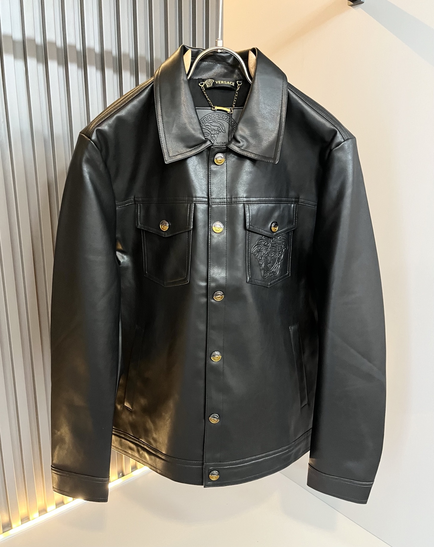 NO:531893,【VERS*CE/Van *Zhe New autumn and winter jacket VERS*CE/Van *Zhe Trading company channel Product Recommended jacket, Medusa logo pattern glue-pressing design on the chest!  The logo hardware decoration on the chest is extremely exquisite to highlight the gradient effect!  The heavy craftsmanship is created with a strong three-dimensional sense, highlighting the invincible visual luxury, with a very high craftsmanship level and a very important craftsmanship!  Customer-supplied imported polyester fabrics, excellent skin-friendly, extremely perfect details, impeccable, excellent upper body effect, very eye-catching, unquestionable, excellent return rate, excellent items in the wardrobe that improves vision, are very handsome, whether worn inside or alone. Size M-3XL, versace, jackets & coats, jackets & coats, alexander wang19860909【VERS*CE/范*哲 秋冬新品夹克外套VERS*CE/范*哲 贸易公司渠道 产品 值的推荐夹克外套,胸前美杜莎logo图案压胶设计！胸前logo五金装饰极为精致凸显渐变效果！重磅工艺打造,立体感极强,凸显了视觉无敌的震撼奢华,工艺水准极高,非常重工匠心！客供进口聚酯纤维面料,亲肤性绝佳,细节极致完美,无可挑剔,上身效果非常出色,非常招眼吸睛,回头率毋庸置疑,衣橱里改良视觉的绝佳单品,无论内搭还是单穿都爆帅十足.尺码M-3XL,,versace,jackets & coats,jackets & coats,alexander wang,Men's clothing