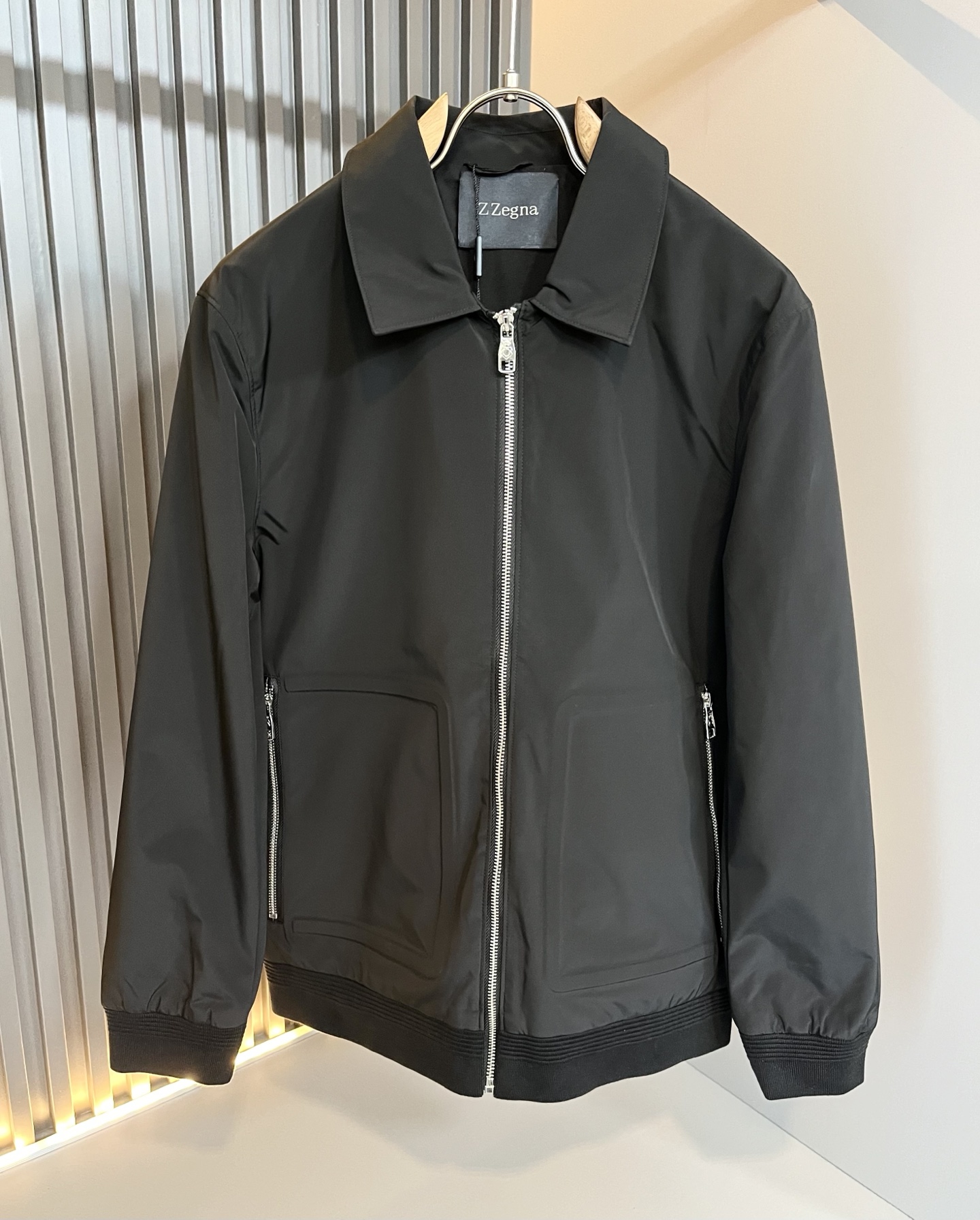 NO:528603,Ermenegildo Zeg*aJia 2025 autumn and winter new men's jacket, foreign trade company order!  Customer-supplied polyester fiber material, chest logo pattern printing design!  It is one of the classic exclusive fabrics of Zenia!  The texture is light, soft and delicate, but the shape is straight and stylish!  It adopts a multi-layer structure and has windproof performance. The pockets are decorated with details and are extremely luxurious... Perfectly interpreting high-quality quality. Customized original hardware is available for customers!  Size M-3XL, zegna, jackets & coats, jackets & coats, alexander wang19860909Ermenegildo Zeg*a杰*亚 2025秋冬新款男士夹克外套,外贸公司订单！客供聚酯纤维材质,胸前logo图案印花设计！是杰尼亚经典的专有织物之一！ 质地轻盈、触感又柔软细腻、但型态又笔挺有型！ 采用多层结构、具备防风性能. 口袋饰有细节、奢华极致… 完美演绎高品质品相.客供定制原版五金！尺码M-3XL,,zegna,jackets & coats,jackets & coats,alexander wang,Men's clothing